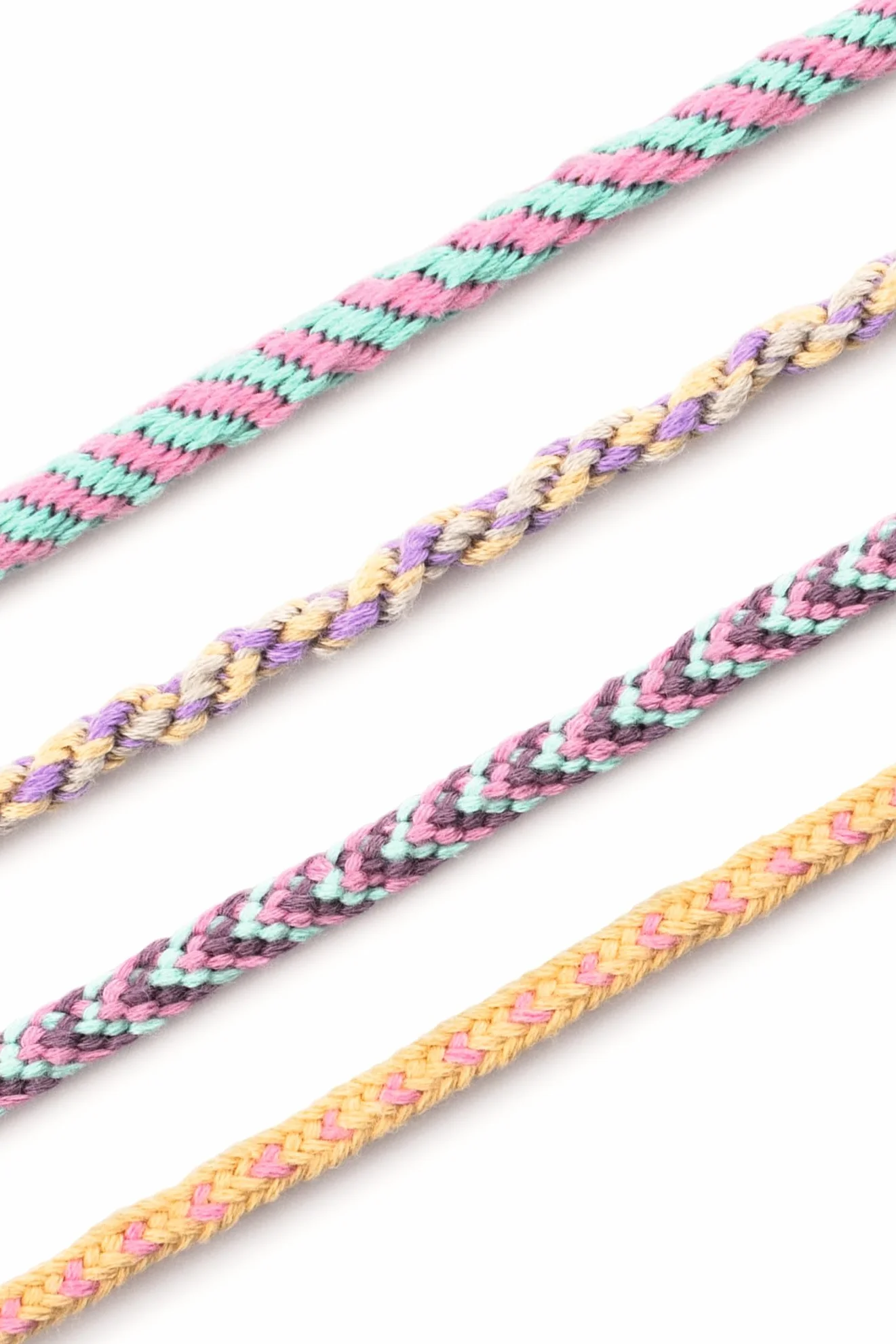 folia 32039 - Bransoletki Kumihimo PASTELL RAINBOW, 16-częściowy zestaw bransoletek z włóczką, tarczami do wiązania węzłów i koralikami, w tym instrukcja.