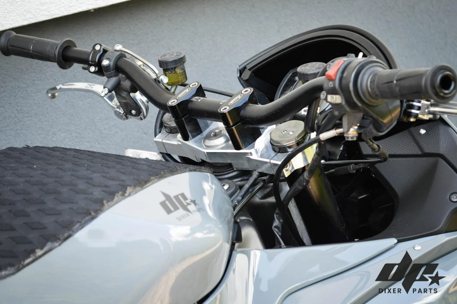 Mocowanie Zbiorniczka Hamulcowego Regulowane Uniwersalne Cafe Racer Stunt