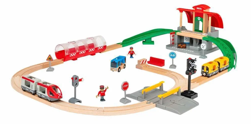 BRIO World 33989 Large City Station Set - Kompleksowy drewniany zestaw pociągów ze stacją transferową - Zalecany od 3 lat