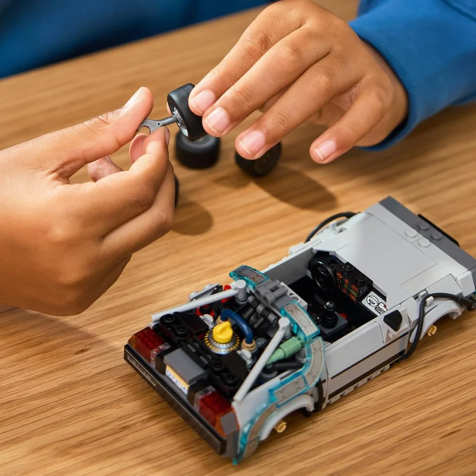 LEGO Speed Champions Wehikuł czasu z Powrotu do przyszłości, zabawka dla dzieci od 9 lat, model samochodu i dwie minifigurki Marty McFly i doktor Brown, prezent dla chłopców i dziewczynek 77256