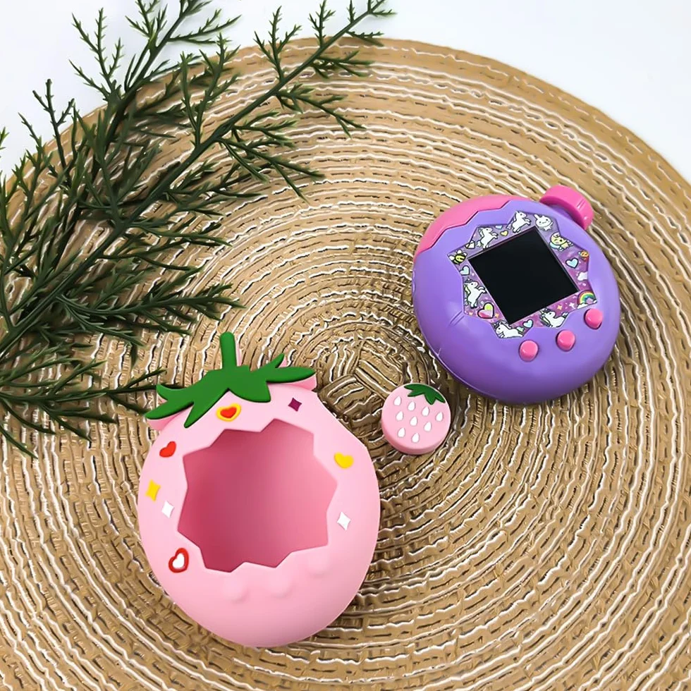 Truskawkowe etui ochronne do raju Tamagotchi, miękka silikonowa osłona TPU, truskawkowe etui z motywem kreskówkowym ze smyczą i nasadką na klawisze, odporne na zarysowania i wstrząsy