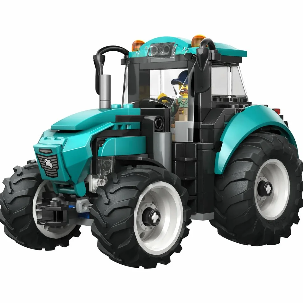 LEGO City Traktor, zabawka dla dzieci od 6 lat, ciągnik z gumowymi oponami i minifigurką rolnika, pomysł na prezent dla 6-latka, dla chłopca i dziewczynki na urodziny, ozdoba na biurko 60498
