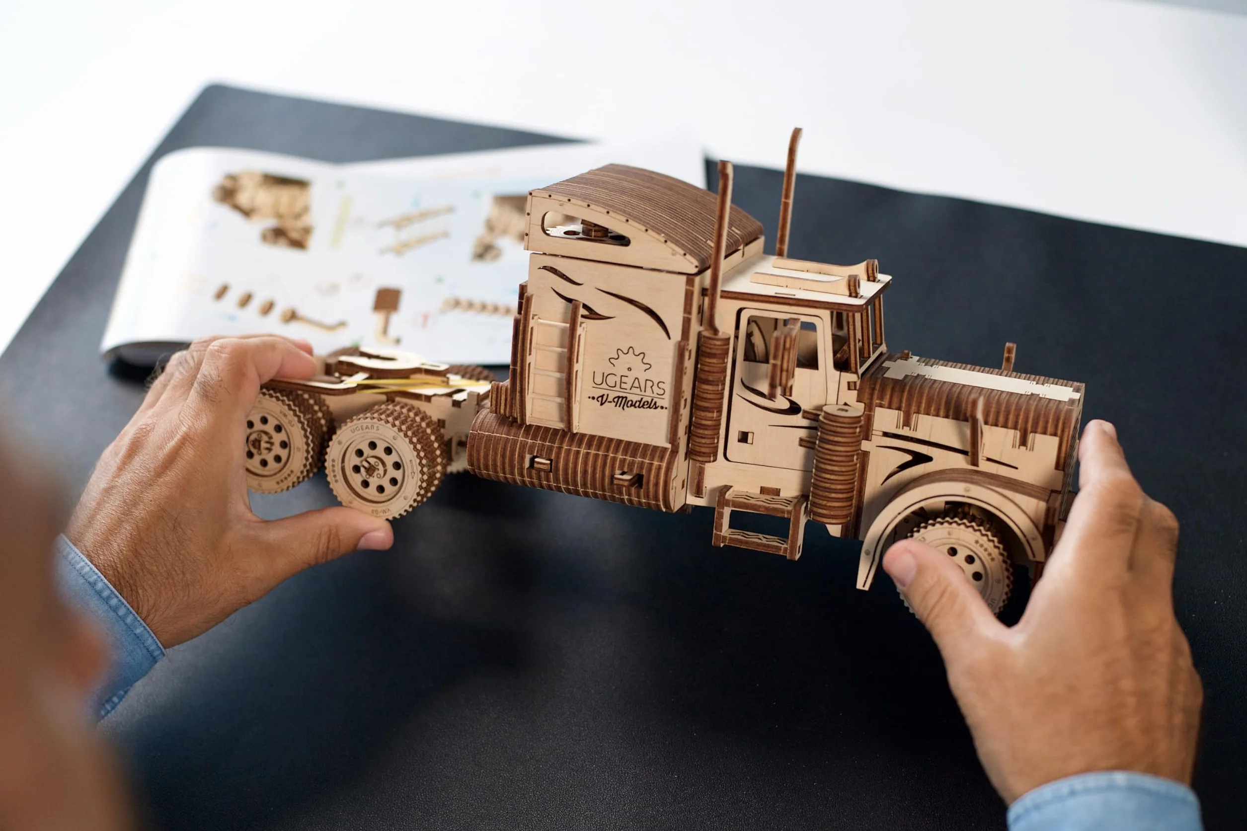 UGEARS Zestaw do budowy ciężarówki – ciężki samochód ciężarowy – model z drewna "zrób to sam" – wyjątkowy pomysł na prezent – samochód ciężarowy z kabiną kierowcy – przyjazna dla środowiska sklejka – nie wymaga kleju