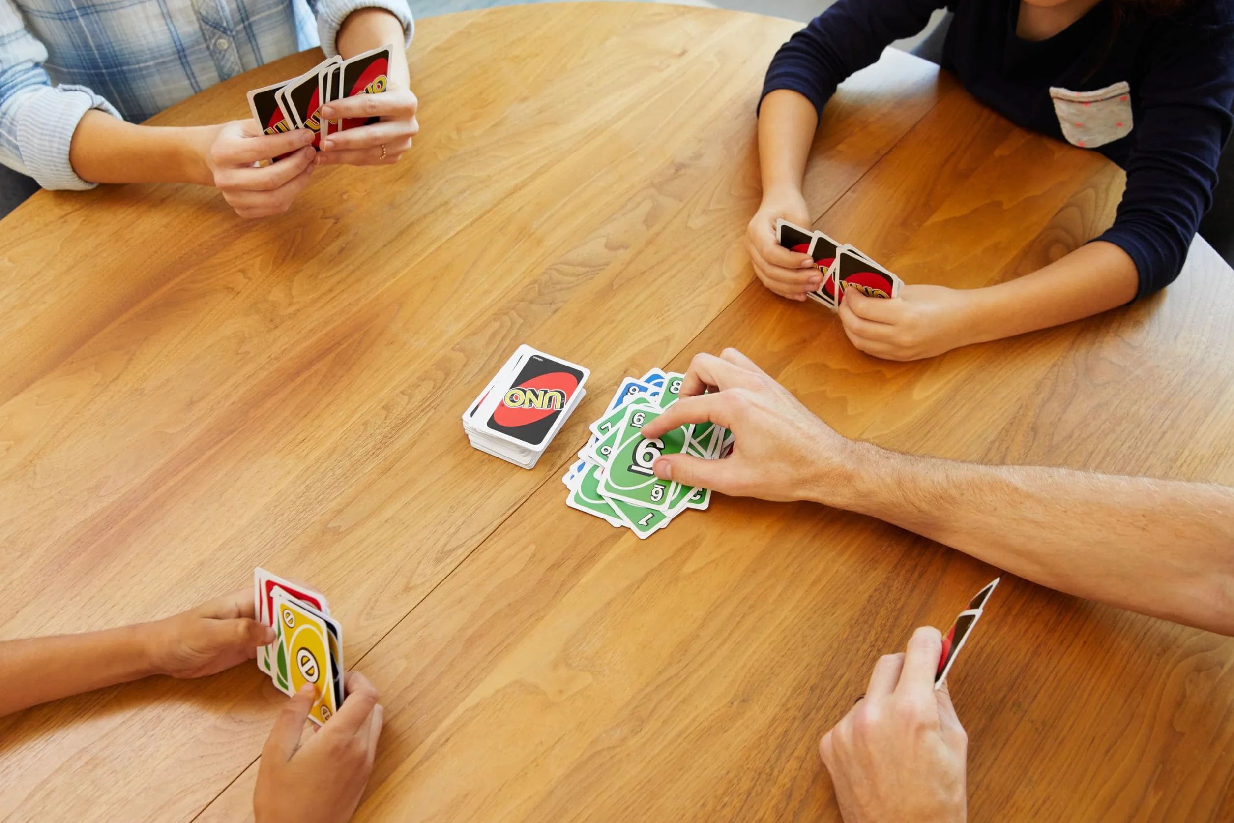 Mattel Games UNO Karciana gra dla dzieci, rodzin i dorosłych w kolekcjonerskim metalowym pudełku, 112 kart i instrukcja, doskonały prezent dla graczy w wieku od 7 lat, HGB63
