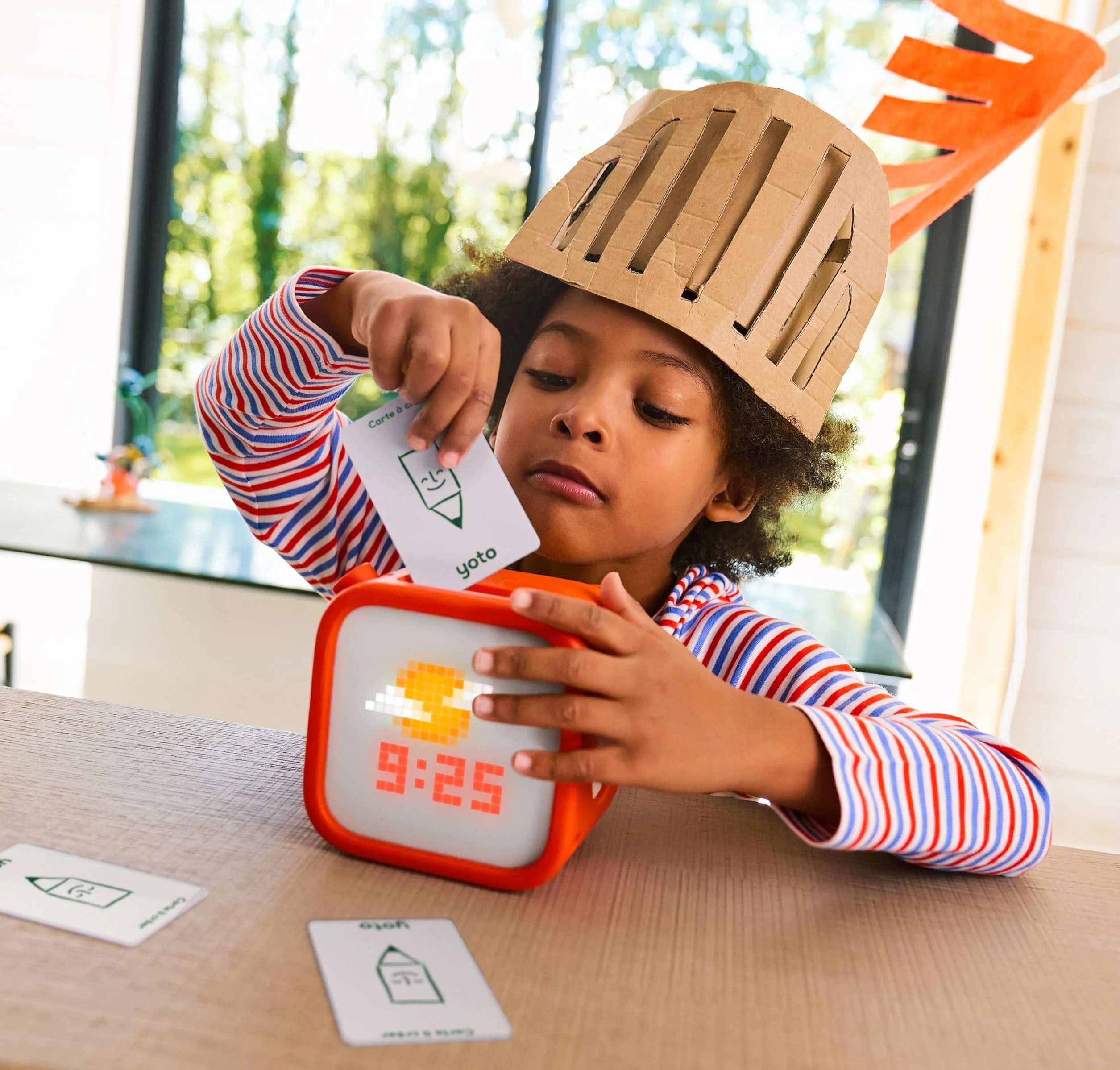 Yoto Player (3. generacja) + The Explorobots: Dinozaury, Storybox, Storyteller z światłem nocnym, zegarem, 8 francuskimi audiobookami dla dzieci, pierwsze opowiadania 5 do 10 lat