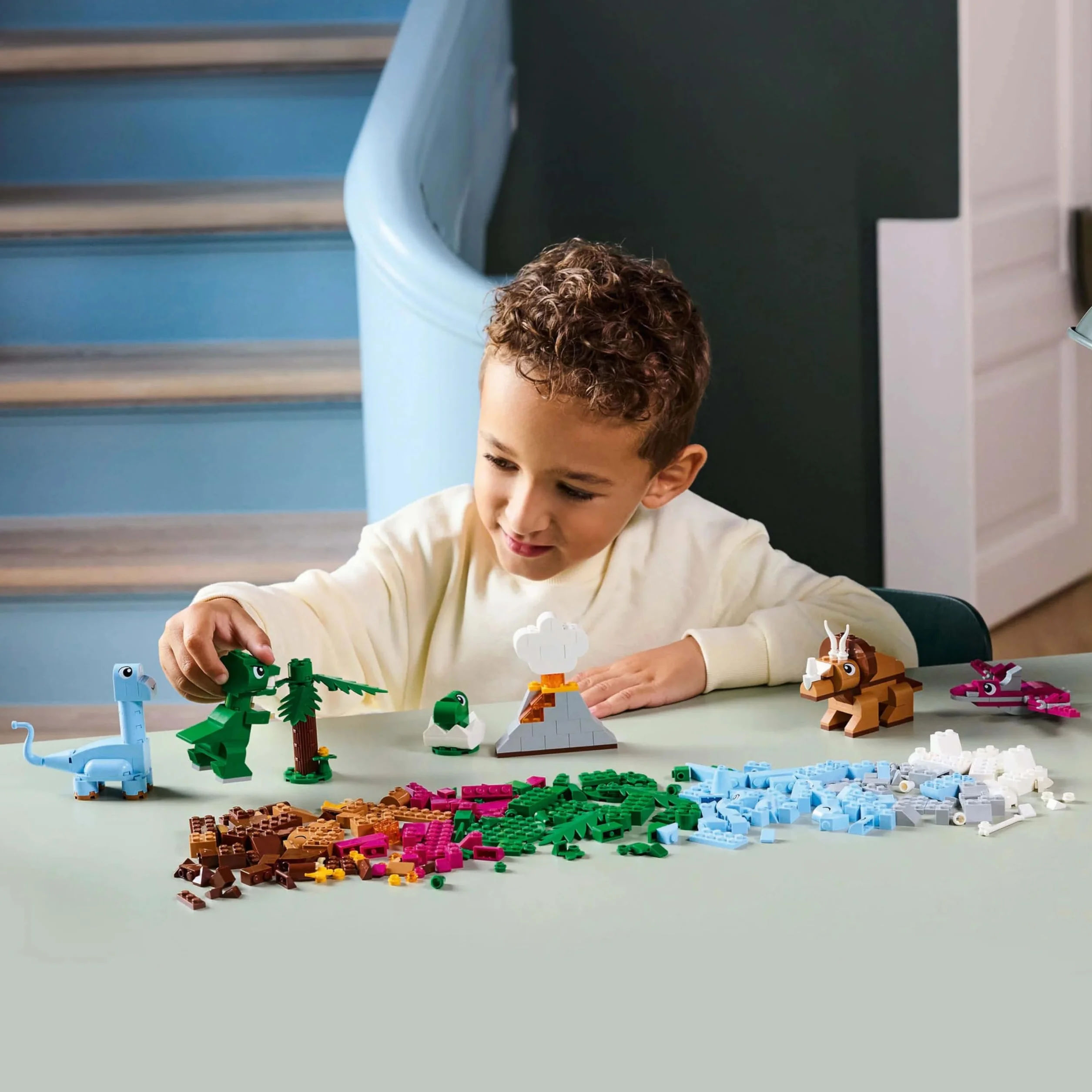 LEGO Classic Kreatywne Dinozaury, Konstrukcyjna Zabawka dla Dziecka do Zbudowania, Figurki Dinozaurów i Akcesoria, w tym T-Rex i Triceratops, Prezent dla 5-latka, dla Chłopca i Dziewczynki, 11041