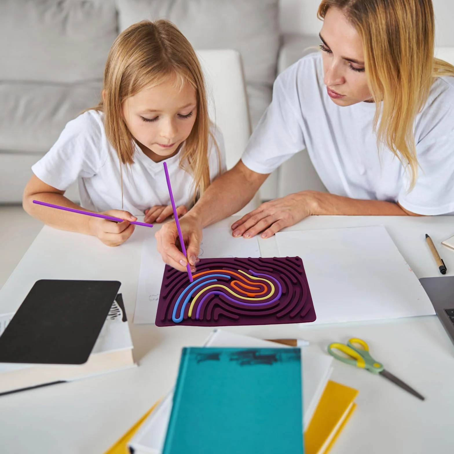 OMJMYY Silikonowa deska sensoryczna do aktywności fizycznej Montessori, zabawka, dwustronna deska do aktywności z torbą podróżną i 20 strunami, uspokajająca ADHD autyzm dla dzieci (fioletowa)