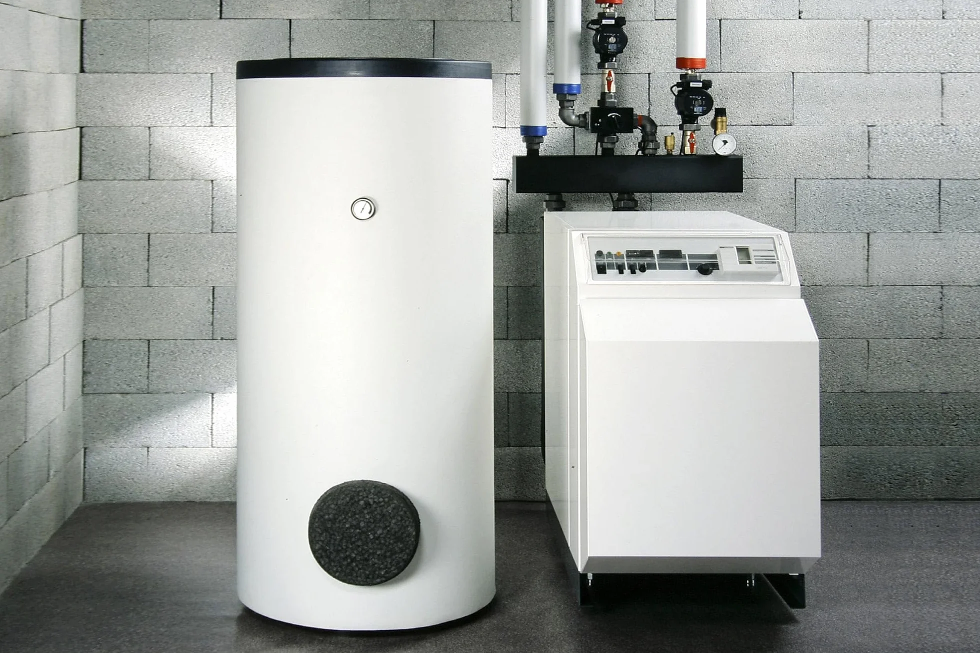 Kemot Awaryjne Źródło Zasilania PROsinus-2000 Przetwornica z Czystym Przebiegiem Sinusoidalnym i Funkcją Ładowania 12V 230V 2000VA/1200W URZ3407B Czarny