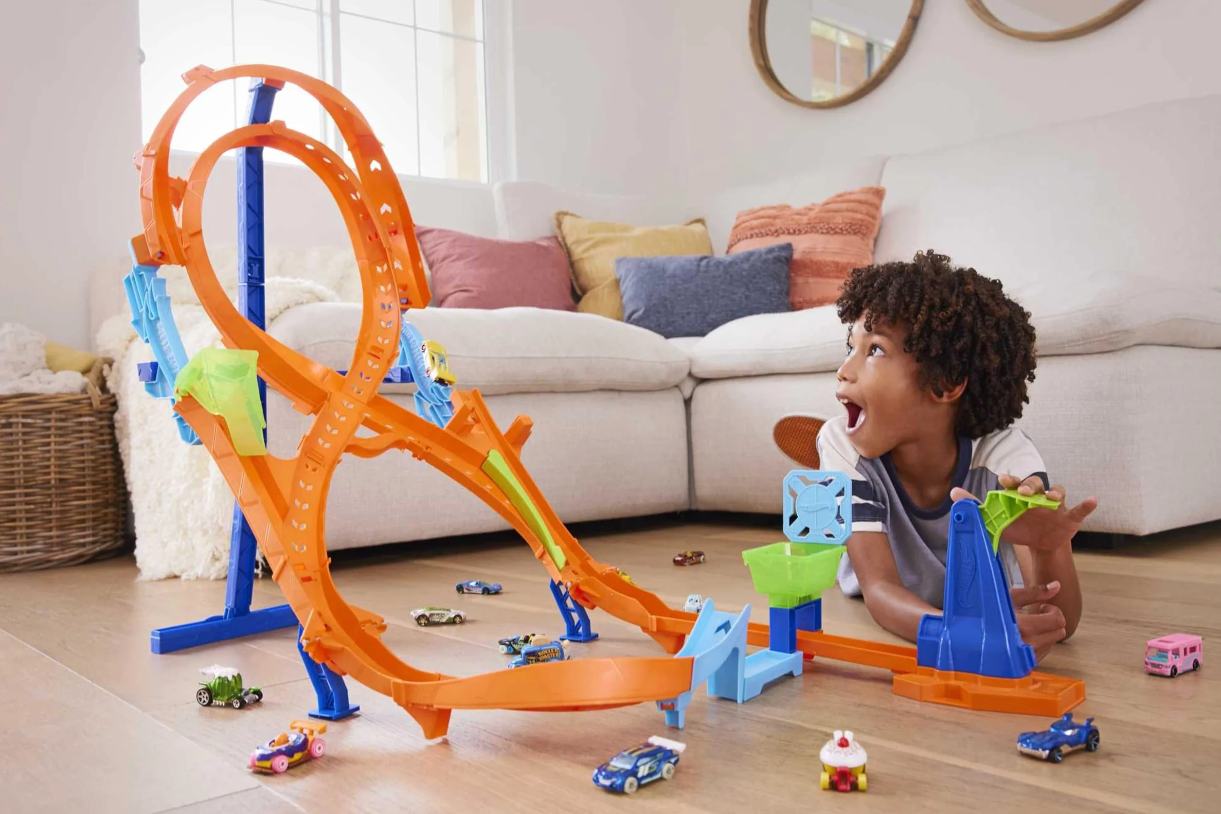 Hot Wheels Pionowy tor Ósemka Zestaw z 1 pojazdem Hot Wheels i torem w kształcie ósemki do wyścigów i popisów kaskaderskich, łączy się z innymi zestawami, łatwe przechowywanie dzięki składaniu, HMB15