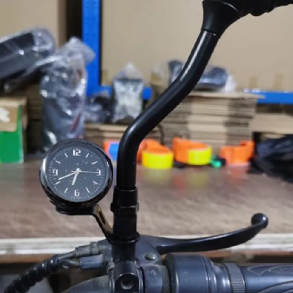 Gdfnmogo Metalowy zegar na kierownicę motocykla, zaprojektowany z myślą o dokładnym pomiarze czasu i łatwym dopasowaniu