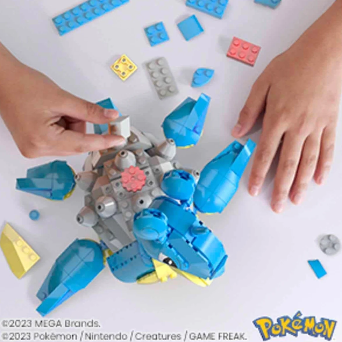 MEGA Pokemon Lapras Zestaw klocków (527 elementów) z funkcją ruchu, do zbudowania i ustawiania w różnych pozach, 17,5 cm wysokości, HKT26