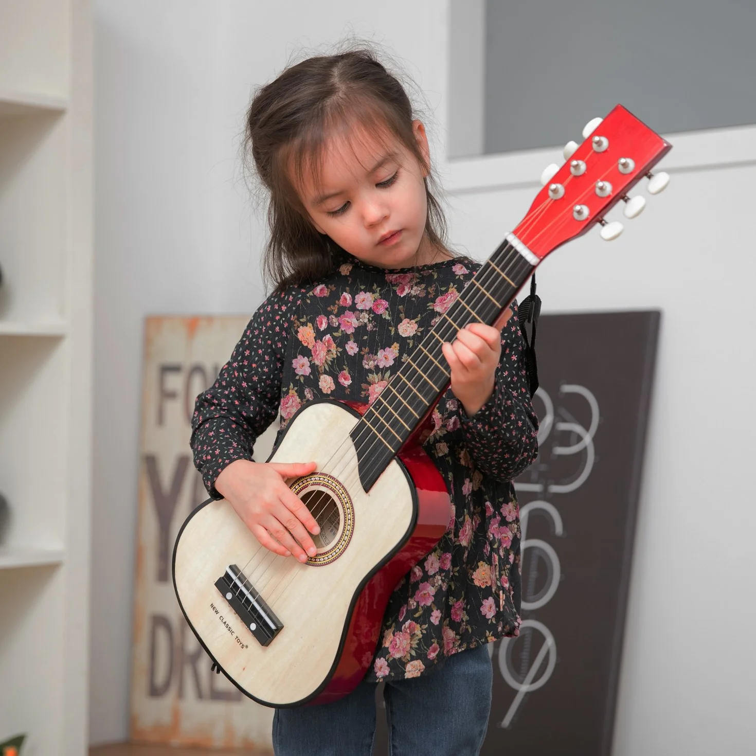 New Classic Toys 10304 Drewniana zabawka gitarowa dla małych dzieci 3 chłopców i dziewcząt prezenty dla niemowląt, instrumenty muzyczne dla dzieci w wieku trzech lat inkluzywny książka, czerwona,