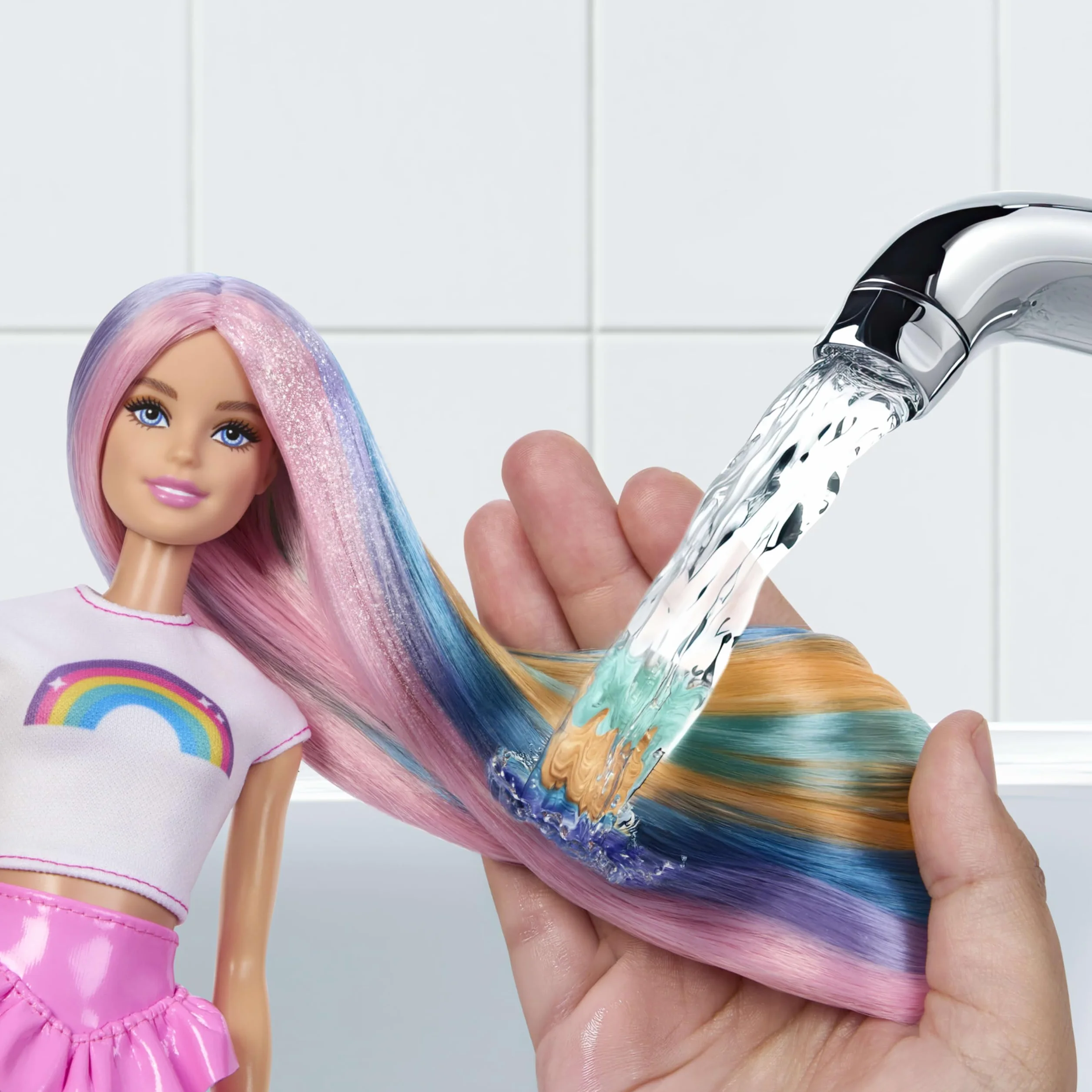 Barbie Lalka Tęczowe brokatowe włosy Zestaw, bardzo długie kolorowe włosy, 12 akcesoriów do stylizacji, w tym aplikator z brokatem, szczotka, spinki, suszarka do włosów, zabawka dla dzieci 3+, JJP07