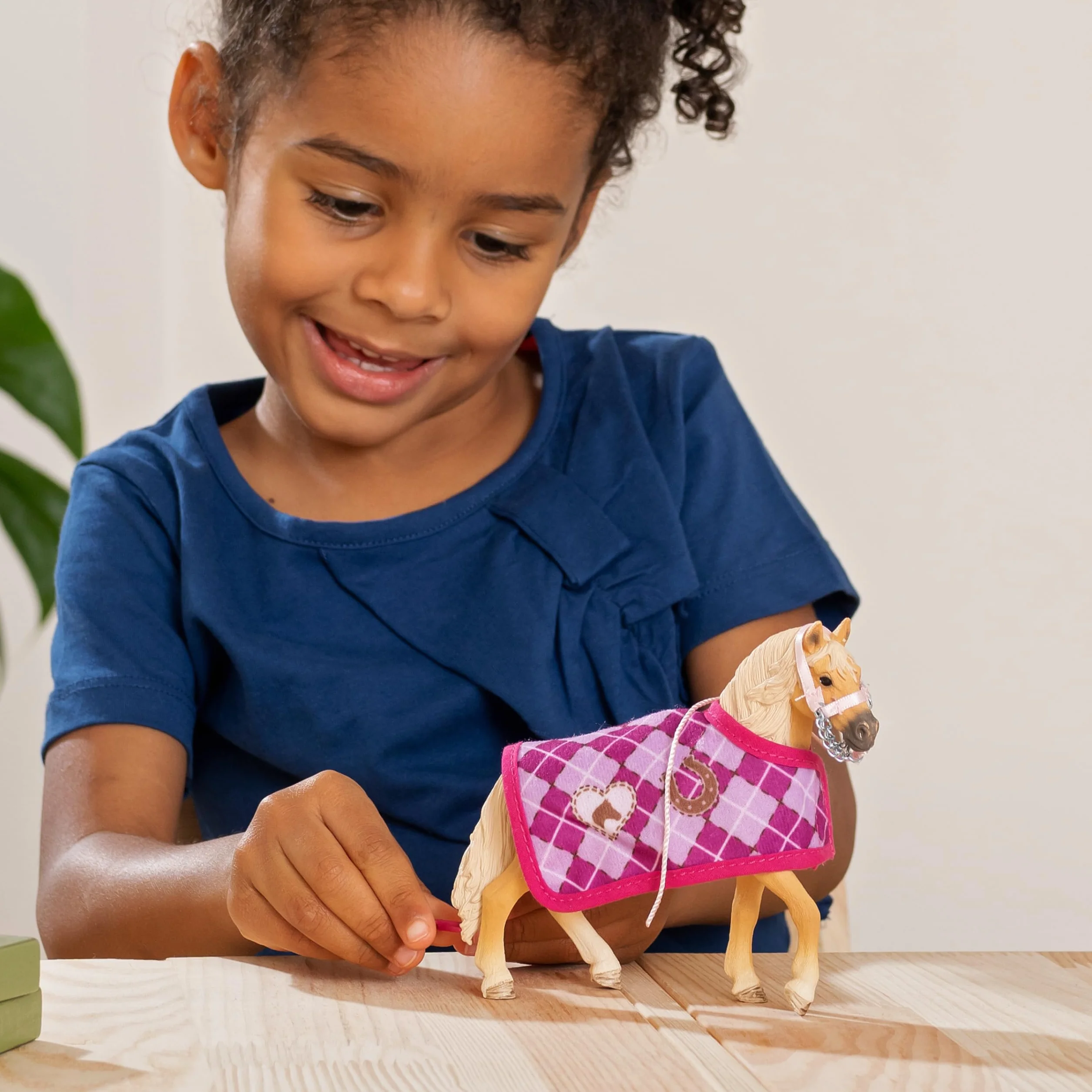 schleich HORSE CLUB | Modne akcesoria dla koni Sofii 42431 | zestaw z koniem, derką, uwiązem i nożyczkami | kreatywny prezent dla dziewczynek i chłopców | zabawka od 5 lat | 4 elementy