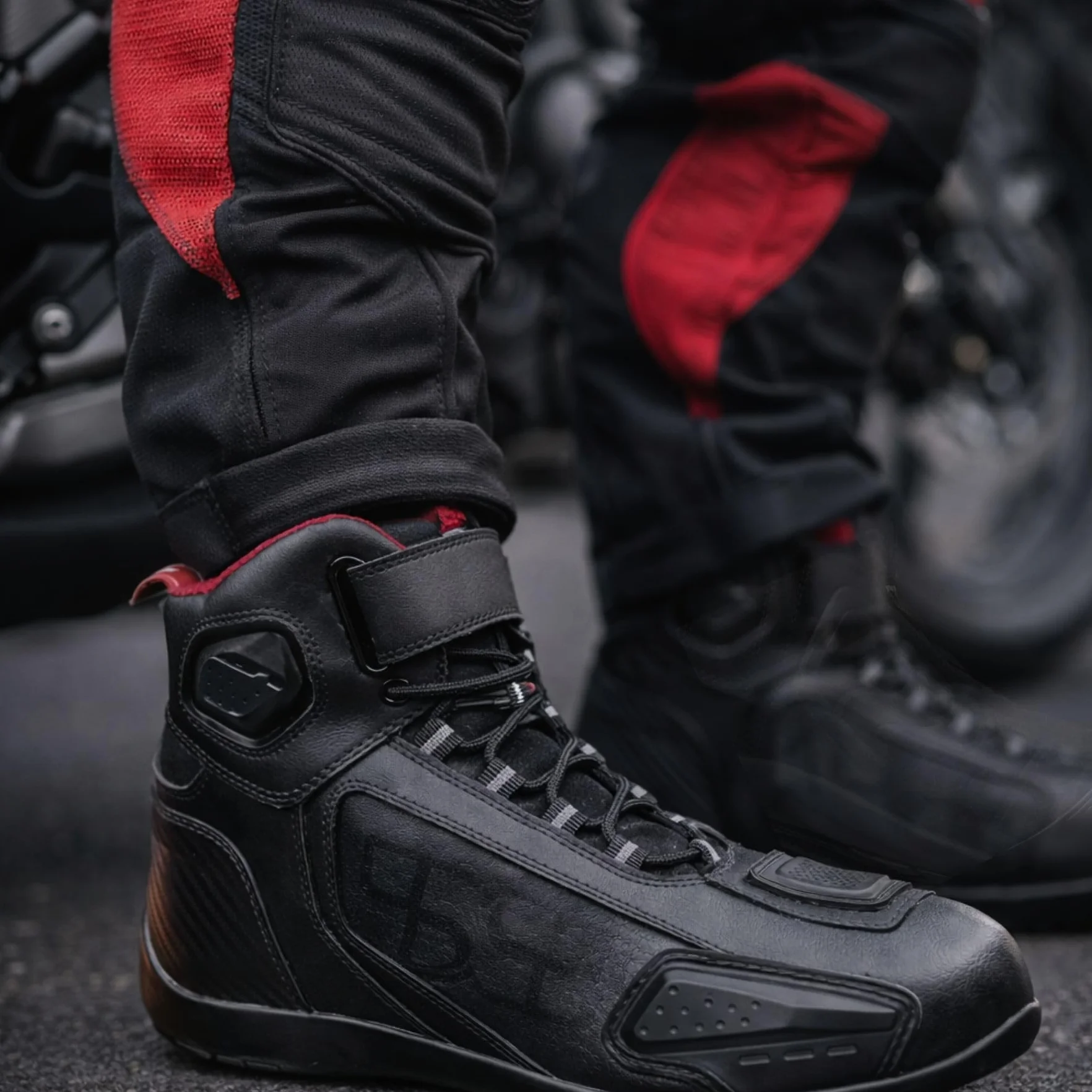 IsX Buty motocyklowe z systemem sznurowania, formowane suwaki na palce, boczny zamek błyskawiczny, antypoślizgowa podeszwa, czarne