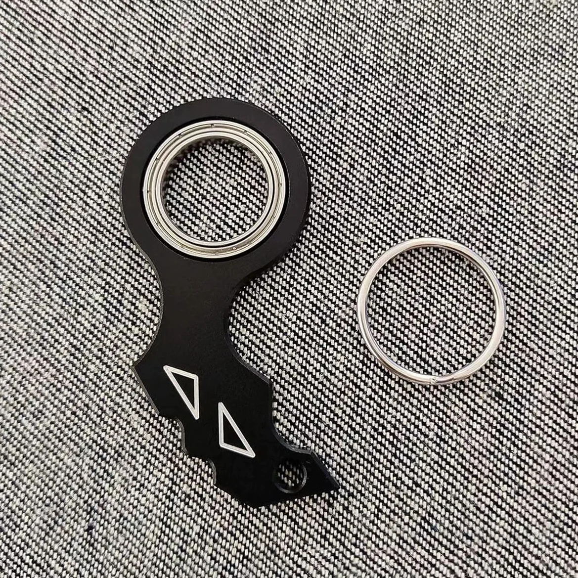 Amacoam Breloczek do kluczy Spinner 2 sztuki, przenośny, spinner, do treningu palców, dla dzieci i dorosłych, do łagodzenia lęku, czarny, M