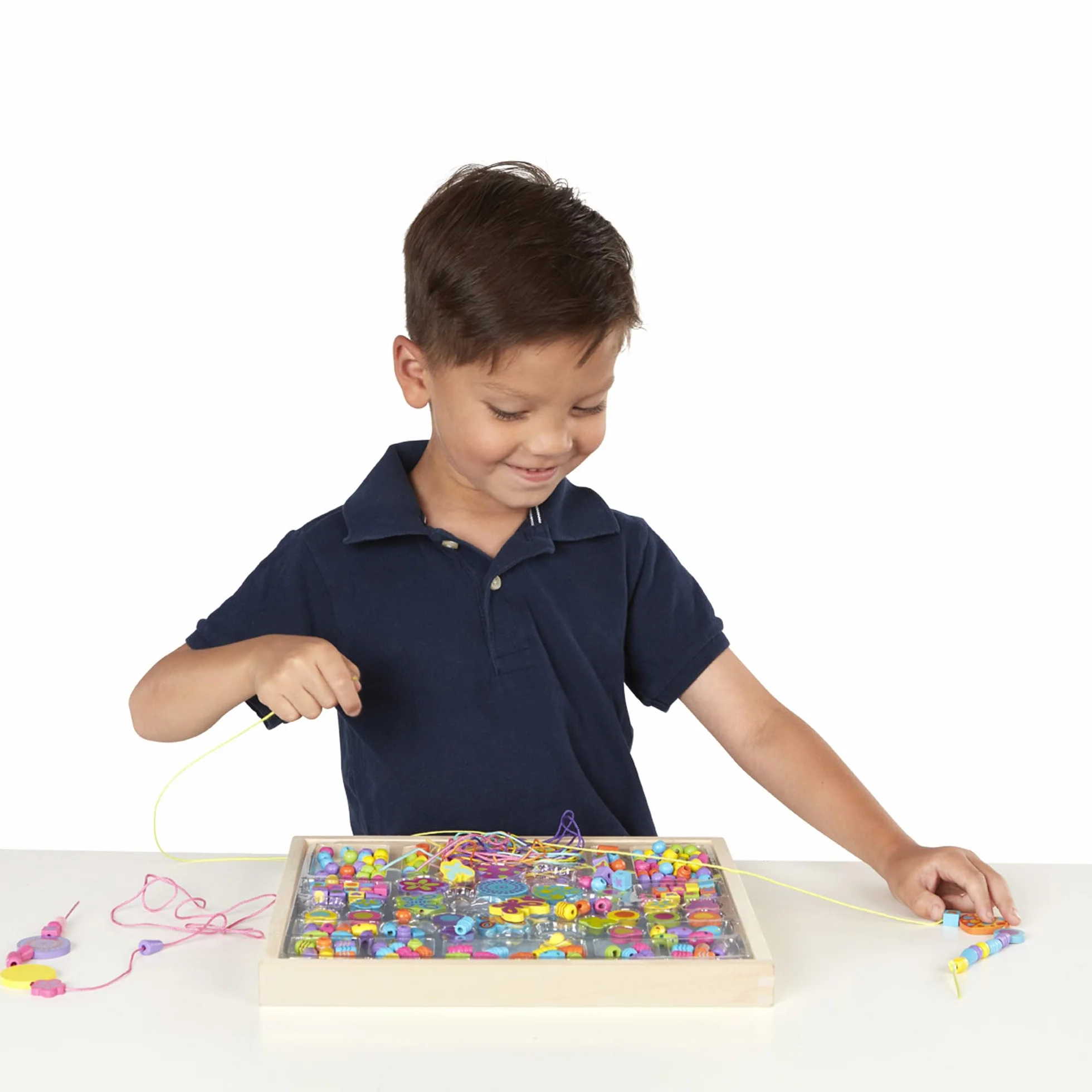Melissa & Doug Drewniany Zestaw Koralików | Zabawa kreatywna| Zestaw koralików do robienia biżuterii| Drewniane koraliki dla dzieci w wieku 3 4 5 6 lat | Prezent dla chłopca lub dziewczynki