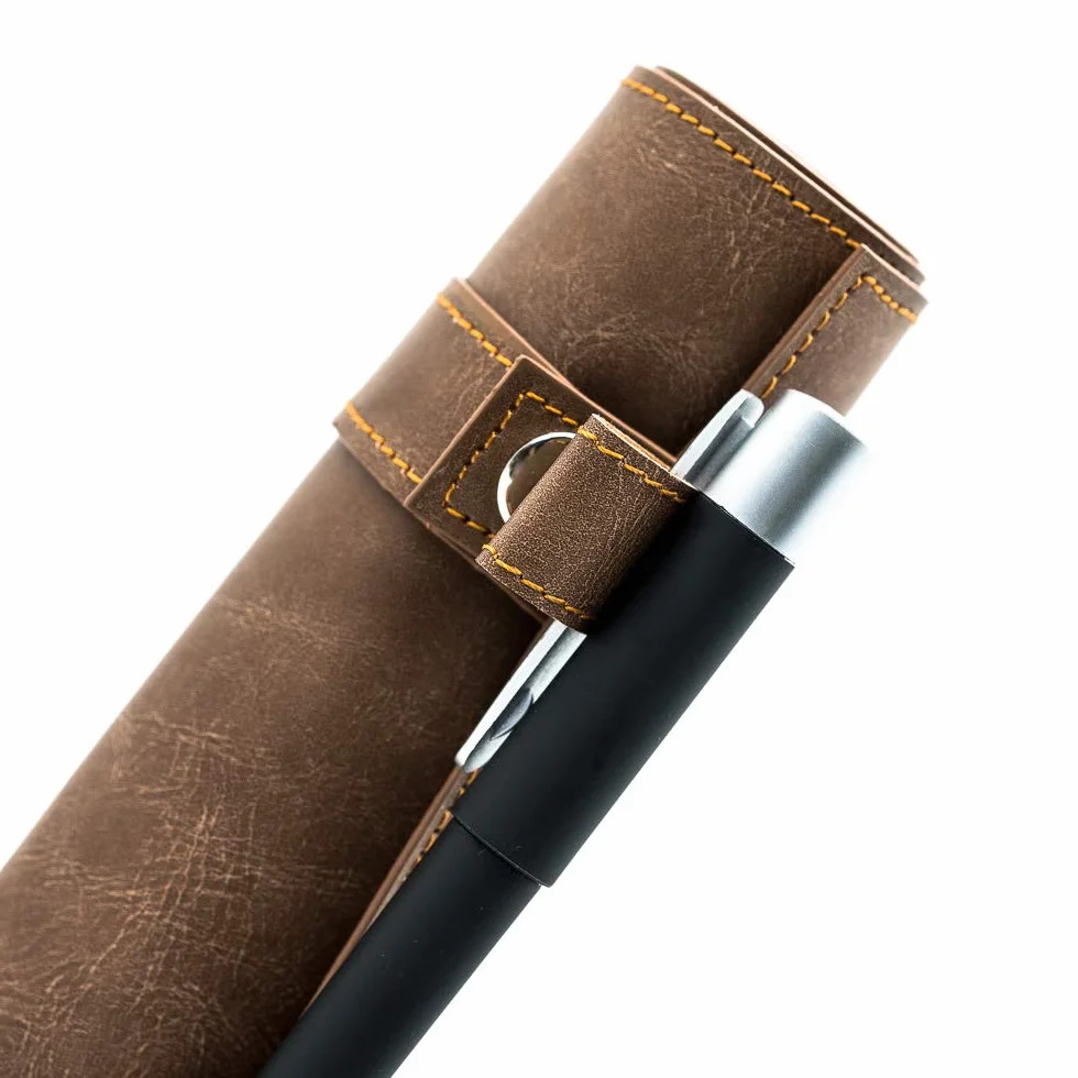 Pen and Paper mata w kształcie kostki – w stylu przewijania, ze sztucznej skóry, do zwijania, z miejscem na kostkę, idealna do DND, DSA, Aborea, Cthulhu itp. (brązowa)