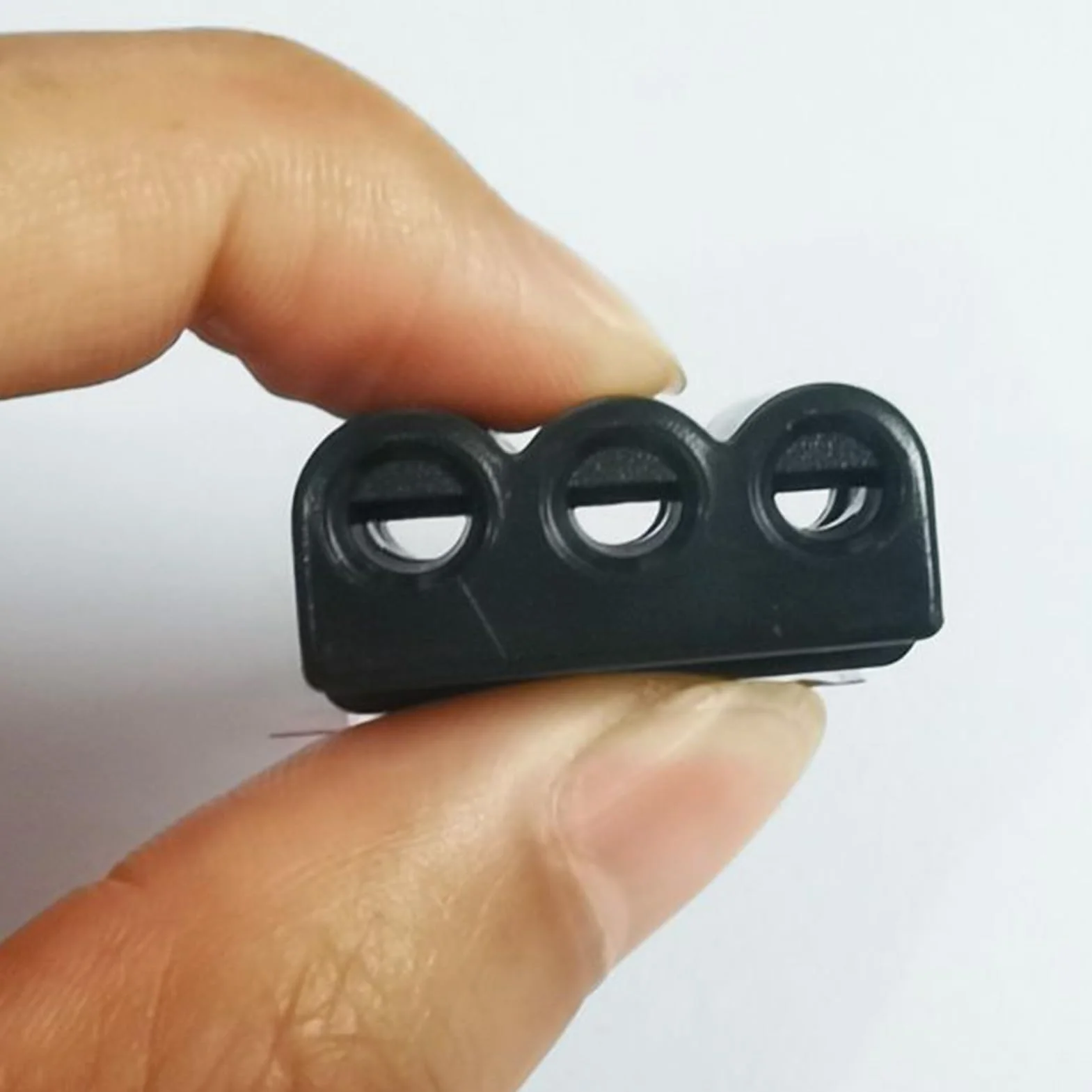 Vehicles Deer Whistles, 3 Hole Safety Warning Devices with Alert Sound, 1.1x0.83x0.63 Inches Easy to Install & Compact, Car Truck Motorcycle Alerts Whistle for Road Protection