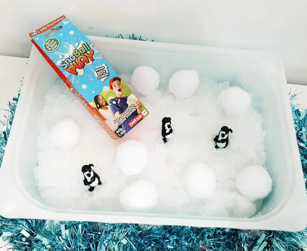 ZIMPLI - SnoBall Play 2 Use, magicznie zamienia wodę w natychmiastowy sztuczny śnieg, zabawka dla dzieci do zabawy w domu i na zewnątrz, idealny prezent na święta dla chłopców i dziewczynek