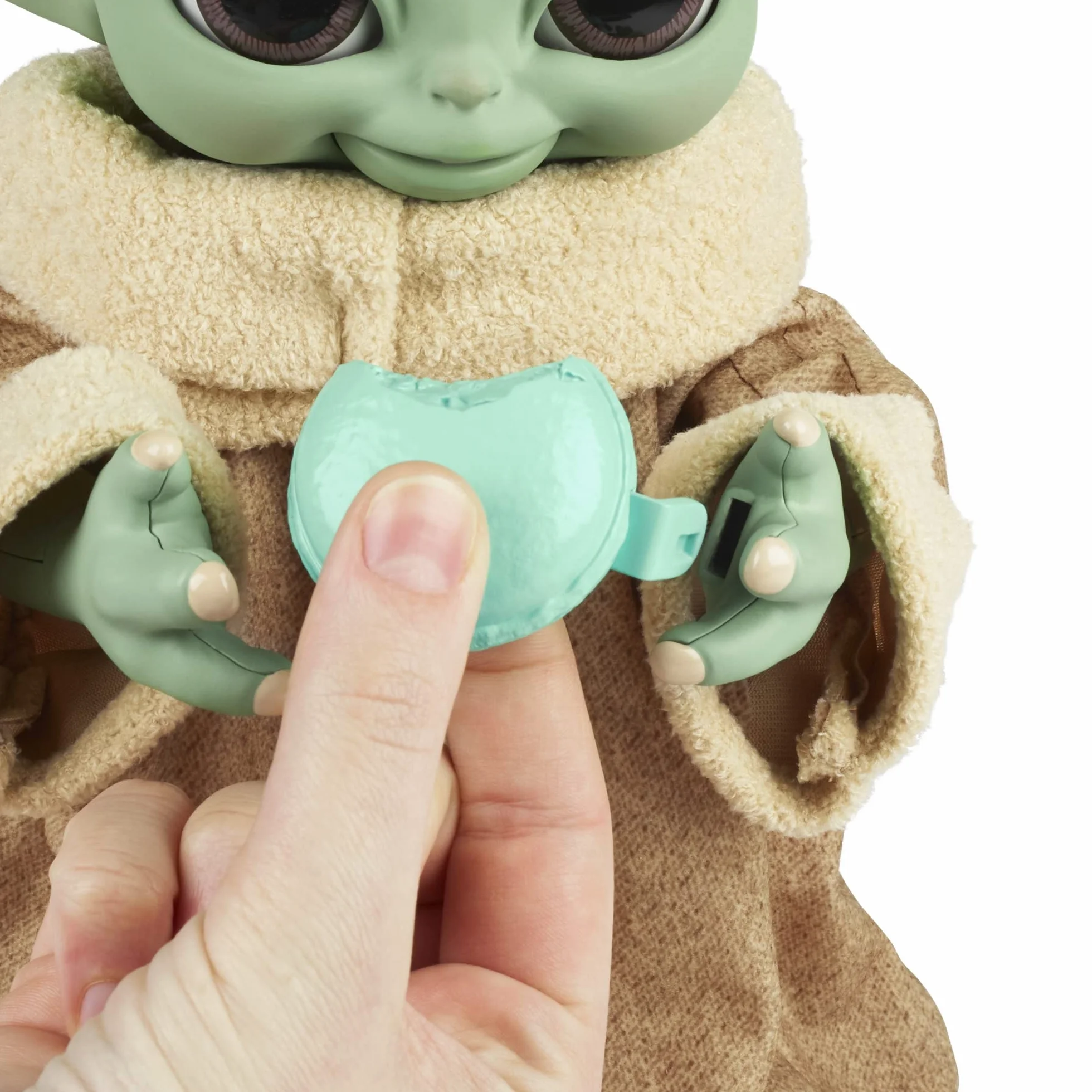 Star Wars Grogu z Gwiezdnych wojen z galaktyczną przekąską, to animatroniczna zabawka o wysokości 23,5 cm. Ten mandalorian to ponad 40 kombinacji dźwięków i ruchów, dla dzieci od 4 lat