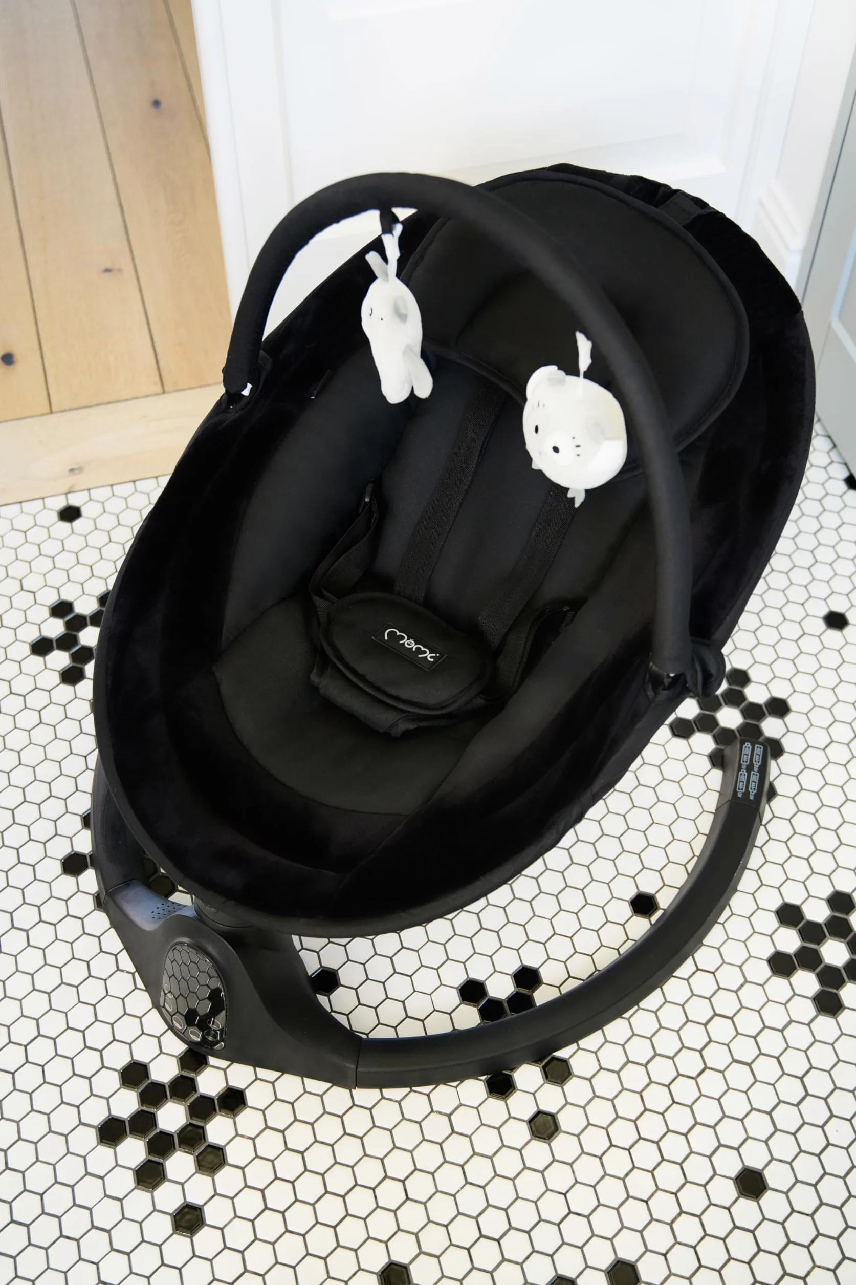 MOMI KENANI ONYX huśtawka do 9 kg, wyświetlacz LED, pilot zdalnego sterowania, Bluetooth do smartfonów, zasilanie bateryjne/sieciowe, 5-punktowe szelki bezpieczeństwa, łuk i zabawki