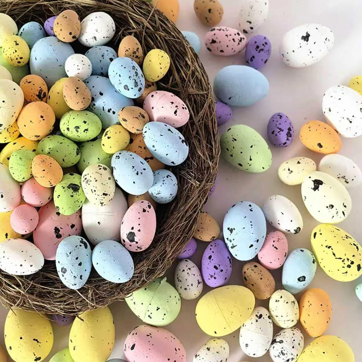 50 sztuk dekoracyjnych jajek wielkanocnych - kolorowe jajka wielkanocne z kropkami do DIY, mini jajka wielkanocne jako ozdoba, dekoracja stołu i wypełnienie wielkanocnego koszyka, wielokrotnego użytku