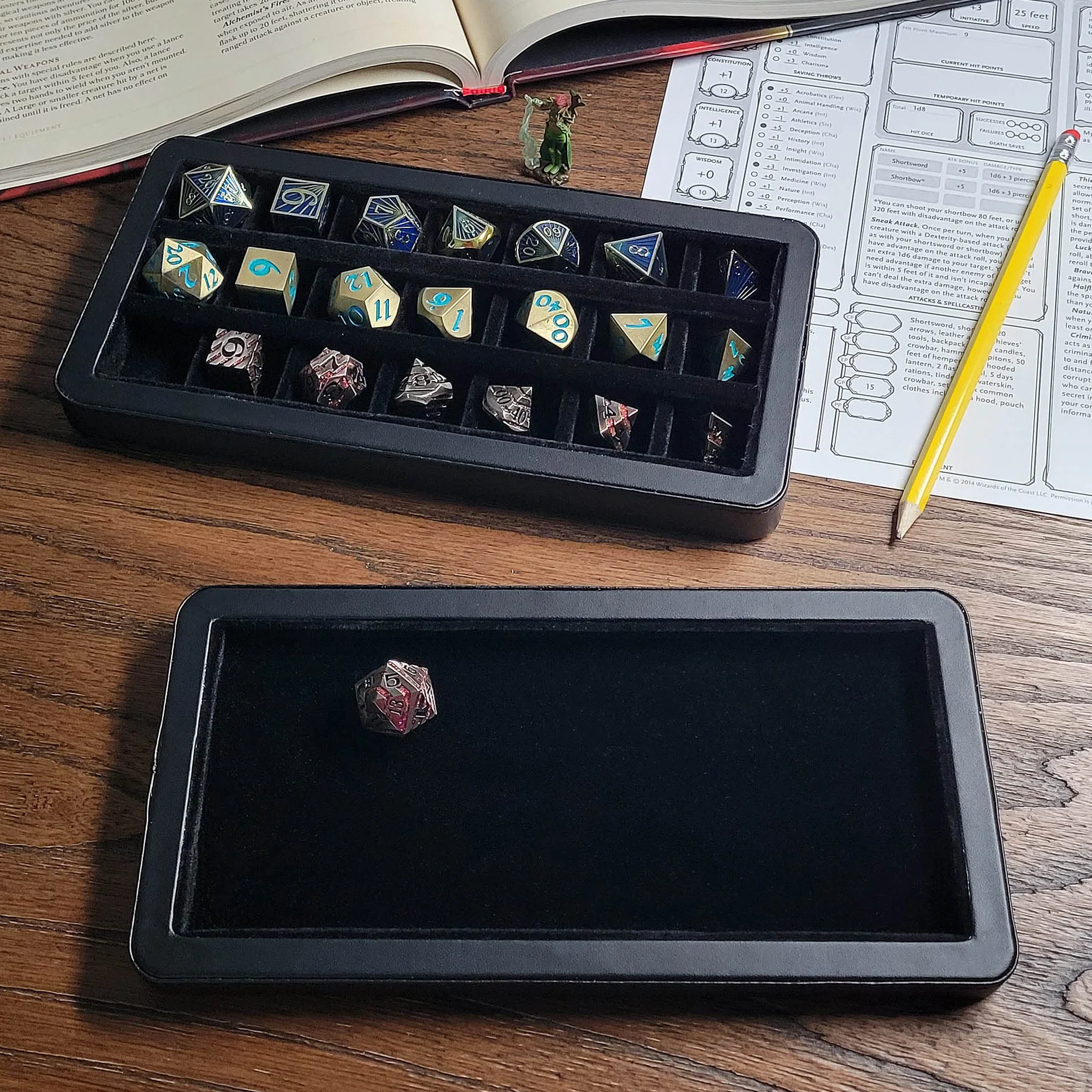 Forged Dice Co. Reliquary Duże podzielone etui na kości z tacą na kości do zestawów kości wielościennych, 21 komór filcowych, magnetyczne zamknięcie pokrywy, metalowe pudełko do przechowywania kości