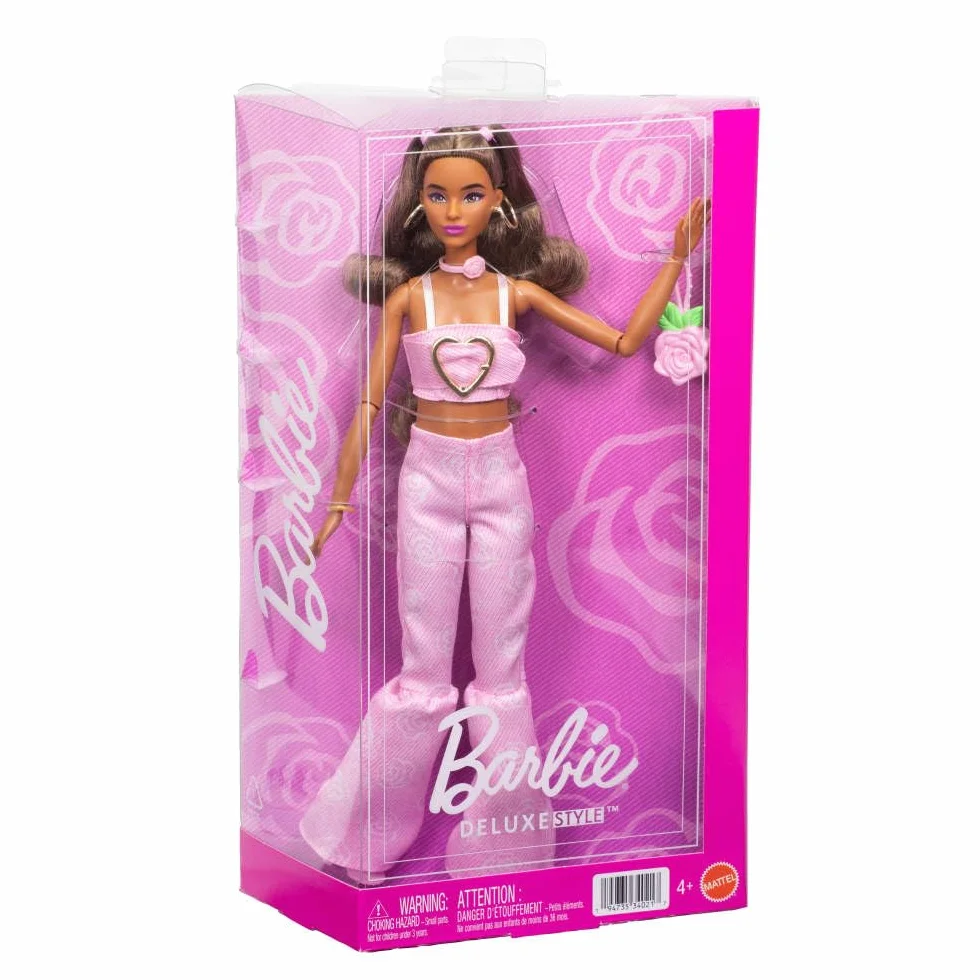Barbie Deluxe Style Różowy denim Lalka #12 Falowane brązowe włosy, crop top i spodnie dzwony w róże, akcesoria, w tym torebka-róża i biżuteria, zabawka dla dzieci 4+, JJN72