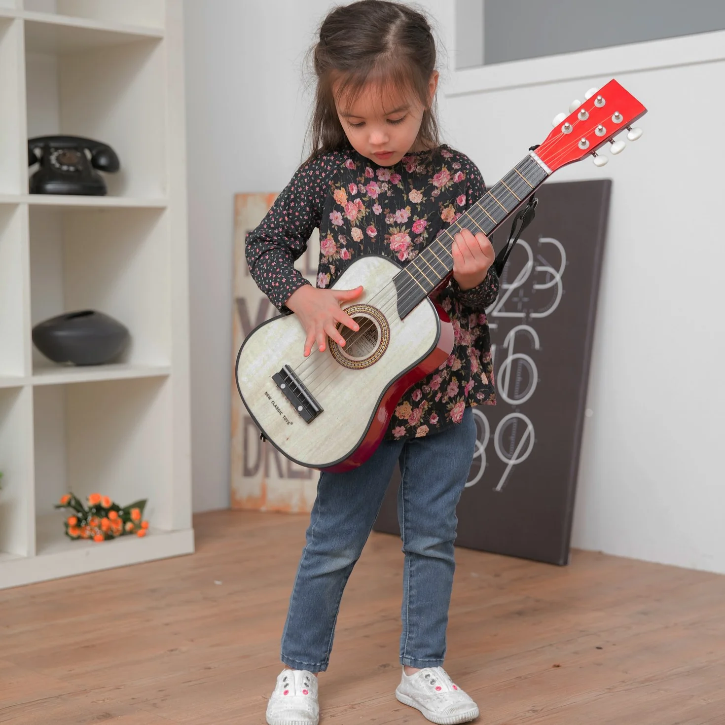 New Classic Toys 10304 Drewniana zabawka gitarowa dla małych dzieci 3 chłopców i dziewcząt prezenty dla niemowląt, instrumenty muzyczne dla dzieci w wieku trzech lat inkluzywny książka, czerwona,