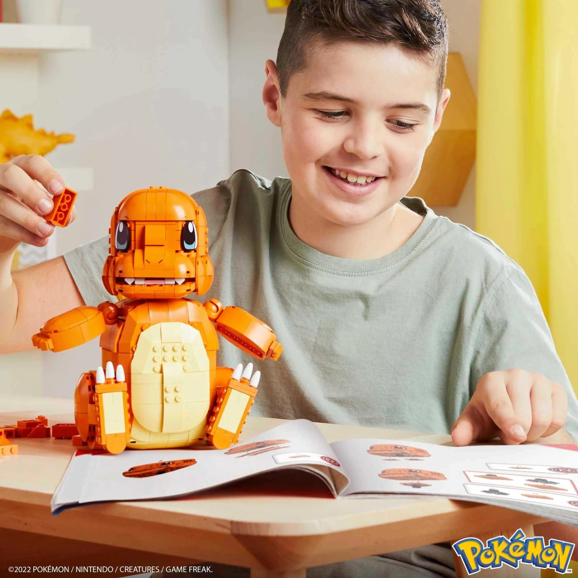MEGA Pokémon Duża figurka Charmander, zestaw konstrukcyjny z 750 elementami i Pokéballem, zestaw prezentowy dla dzieci od 10 roku życia, HHL13