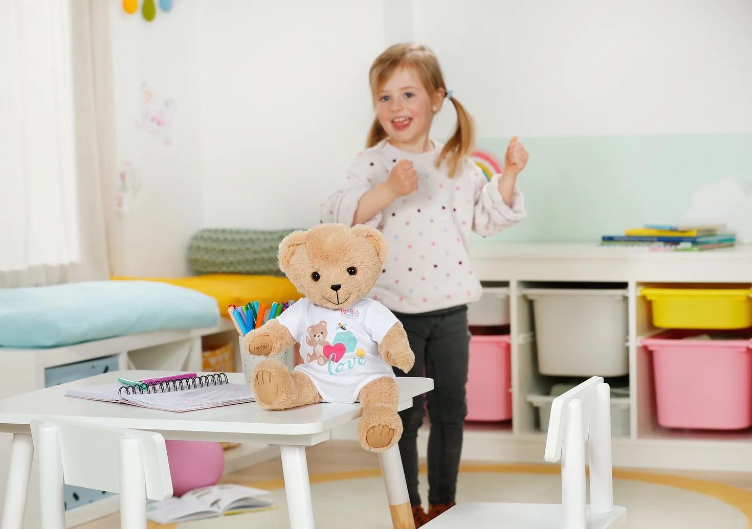 BABY born Śpiewający Teddy - Pluszowy miś z funkcją dźwięku & Biały śpioszki - Ruchome ramiona i nogi - Odpowiedni dla dzieci w wieku od 18 miesięcy - Śpiewaj 5 niemieckich piosenek z serii
