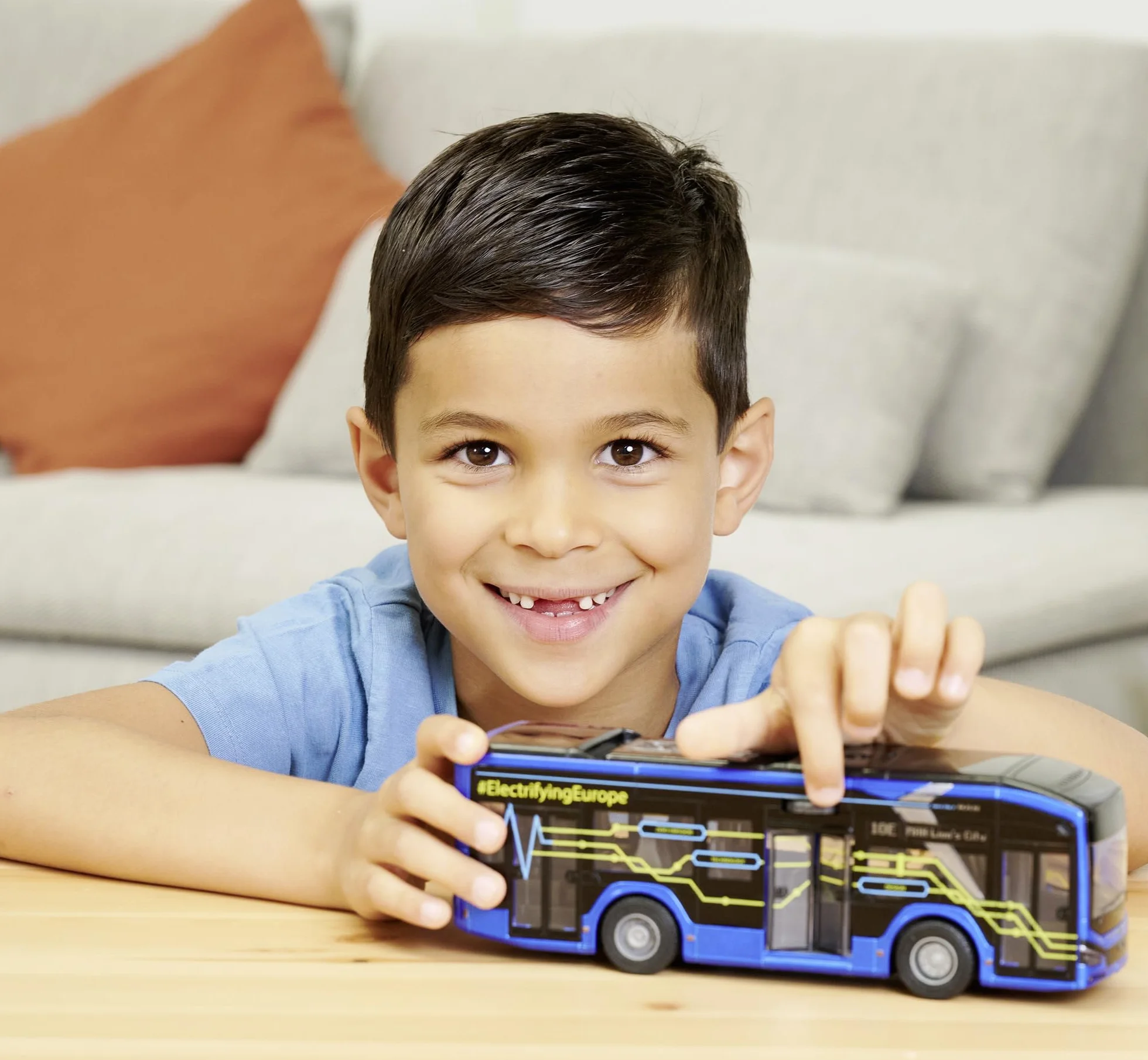 Majorette 213743008 Seria Grand: metalowe, wytrzymałe pojazdy dostępne w większym wydaniu, Autobus MAN Lion z funkcją światła i dźwięku w skali 1:43, długość 22,5 cm, dla dzieci od 3 lat