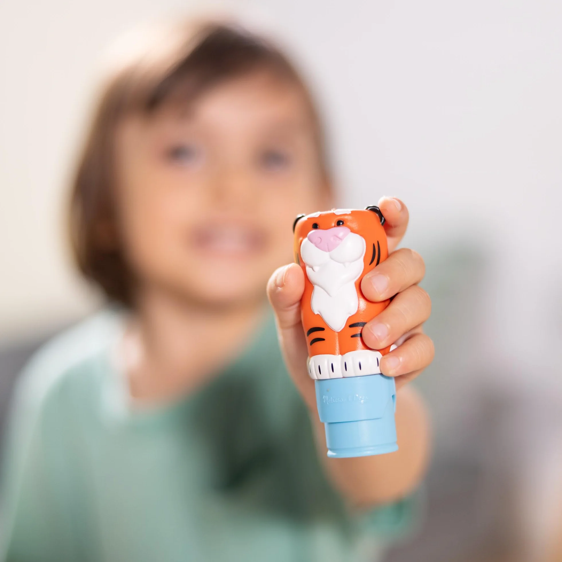 Melissa & Doug Naklejka WOW naklejka stempel i 24-stronicowa podkładka do aktywności, 300 naklejek, sztuka i rękodzieło, zabawka fidget, kolekcjonerska postać, tygrys - kreatywna zabawka podróżna do