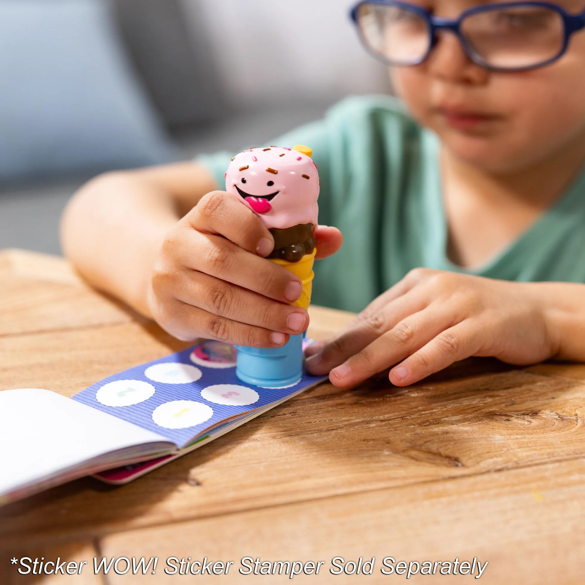 Melissa & Doug Naklejka Wow! Mini blok aktywności i 200 naklejek do ładowania zabawek Fidget Stempel kolekcjonerski do dzieł sztuki, naklejki różne ulubione przedmioty