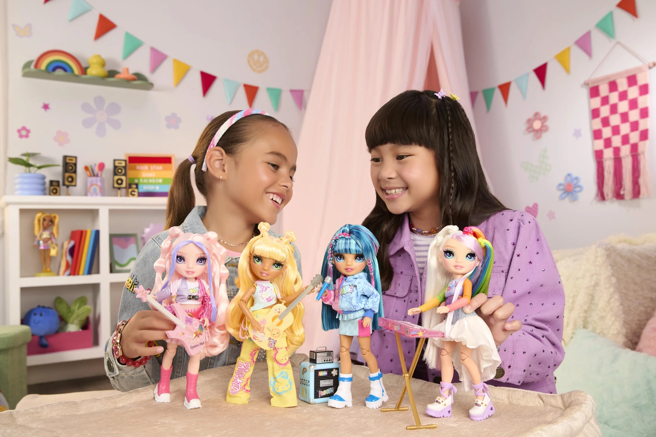 Rainbow High Junior High Rock Band - Sunny, Żółta - 23 cm Modna Lalka z Gitarą. Możliwość Personalizacji za Pomocą Naklejek, Przegubowa. Zabawka dla Dzieci od 4. Roku Życia