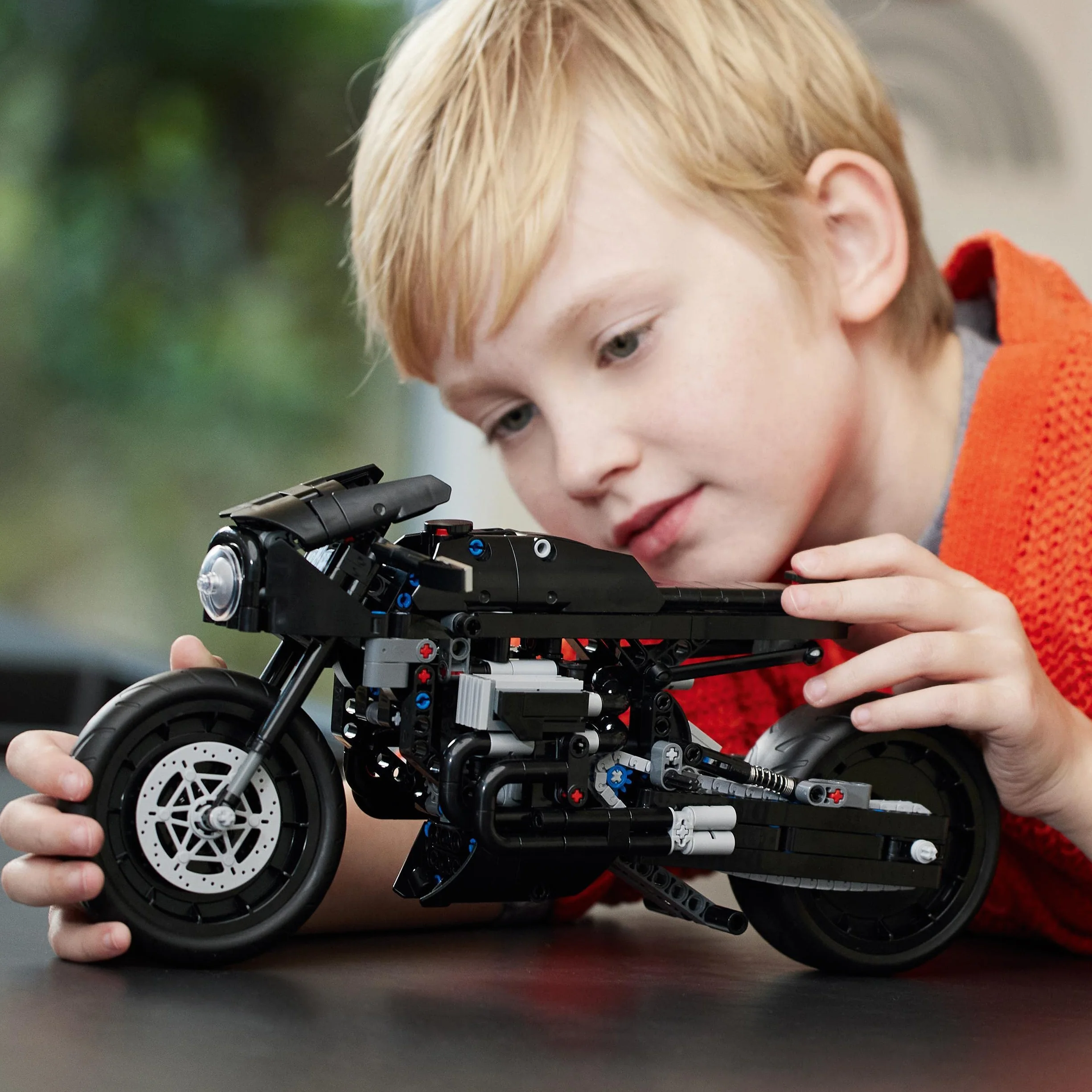 LEGO 42155 Technic BATMAN — BATMOTOR, Motocykl Zabawka dla Dzieci, Model do Zbudowania Motoru Batmana z Klocków, Kultowy Pojazd Superbohatera z filmu 2022