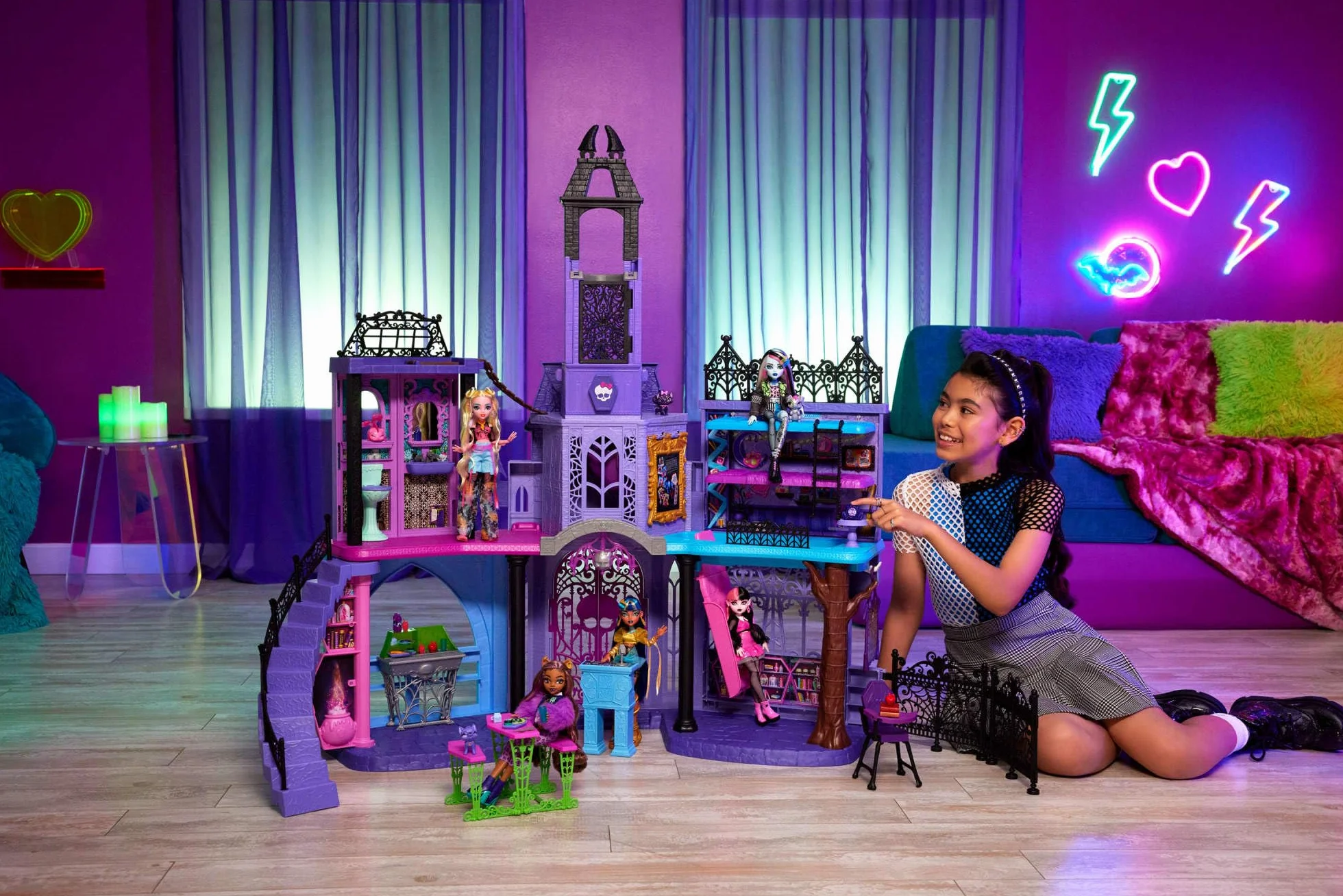 Monster High Szkoła Monster High Straszyceum Domek dla lalek Zabawka Zestaw dla dzieci w wieku od 4 lat z 7 obszarami zabawy i ponad 35 elementami, takimi jak mebelki i akcesoria, HLP88