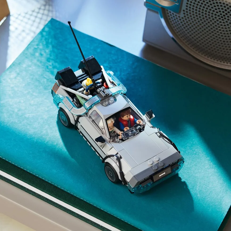 LEGO Speed Champions Wehikuł czasu z Powrotu do przyszłości, zabawka dla dzieci od 9 lat, model samochodu i dwie minifigurki Marty McFly i doktor Brown, prezent dla chłopców i dziewczynek 77256