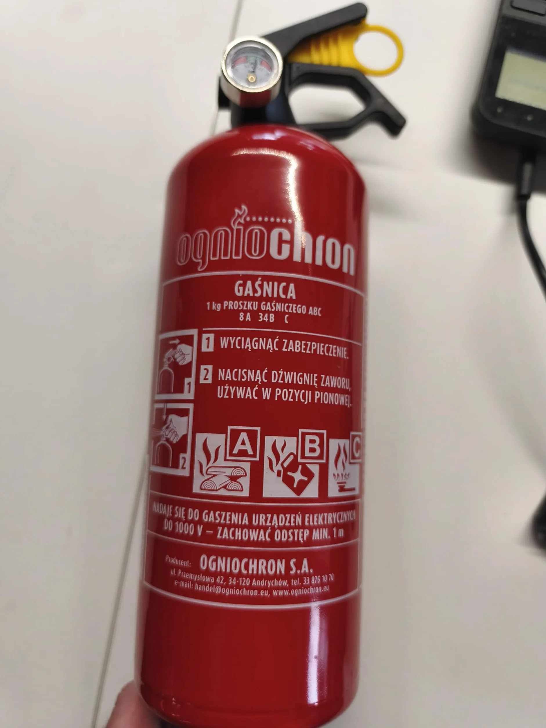 GAŚNICA SAMOCHODOWA 1 KG ABC Z MANOMETREM UCHWYT NA RZEP APTECZKA DIN13164