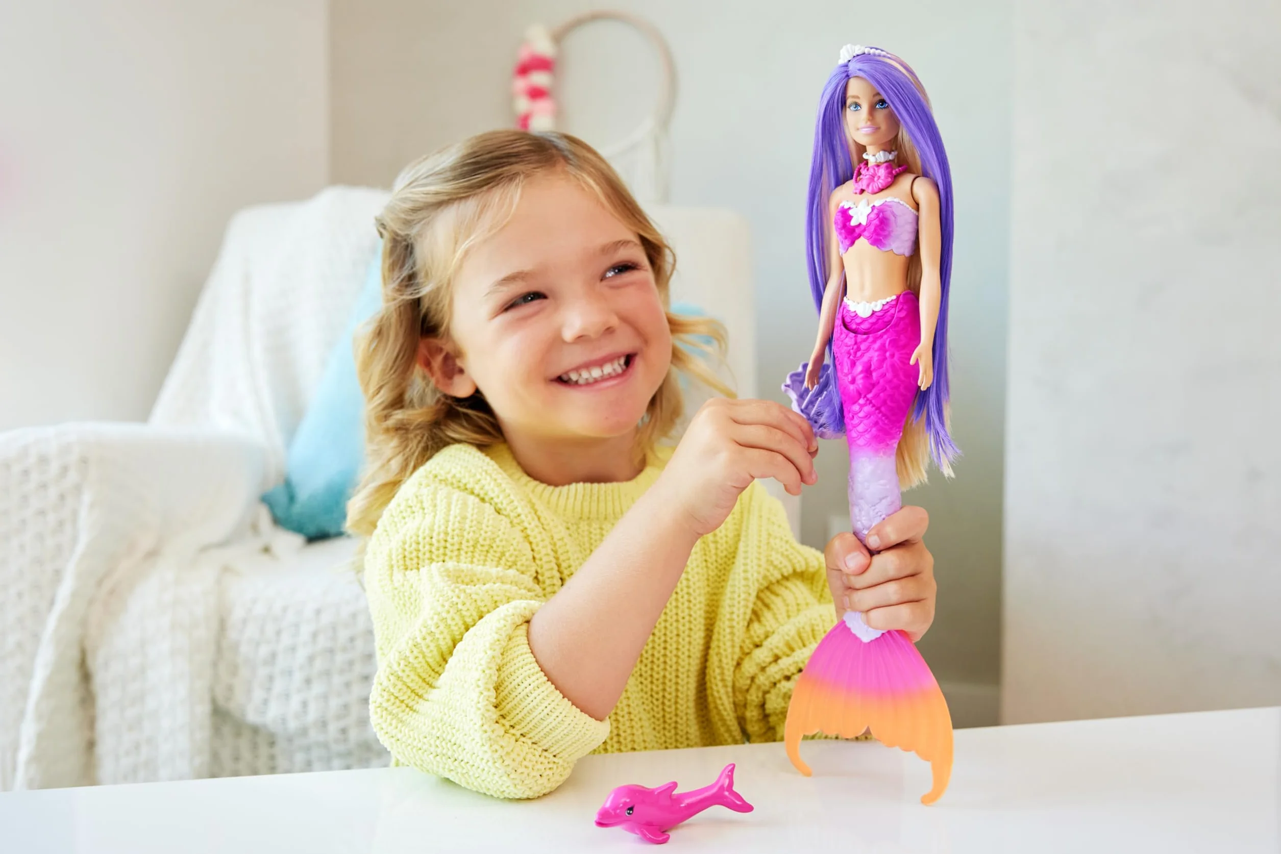 Barbie Malibu Syrenka Zmiana koloru Lalka z różowymi włosami, akcesoriami do stylizacji, delfinkiem i funkcją zmiany koloru aktywowaną wodą, HRP97
