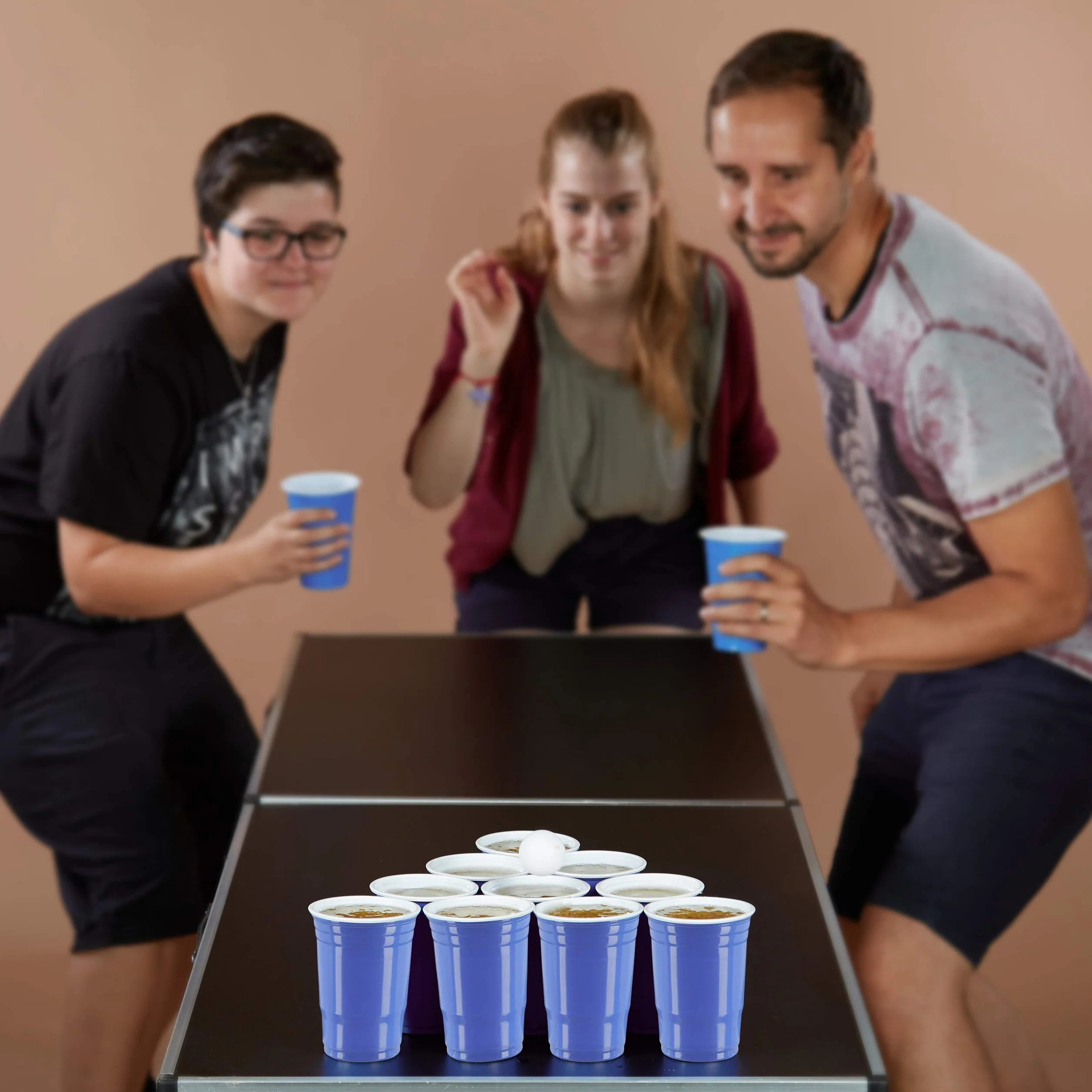 Relaxdays Zestaw kubków do piwa, pong, zestaw z 6 piłkami, 50 kubków do beer Pong, gra do picia, kubki imprezowe 16 oz, czerwony/niebieski