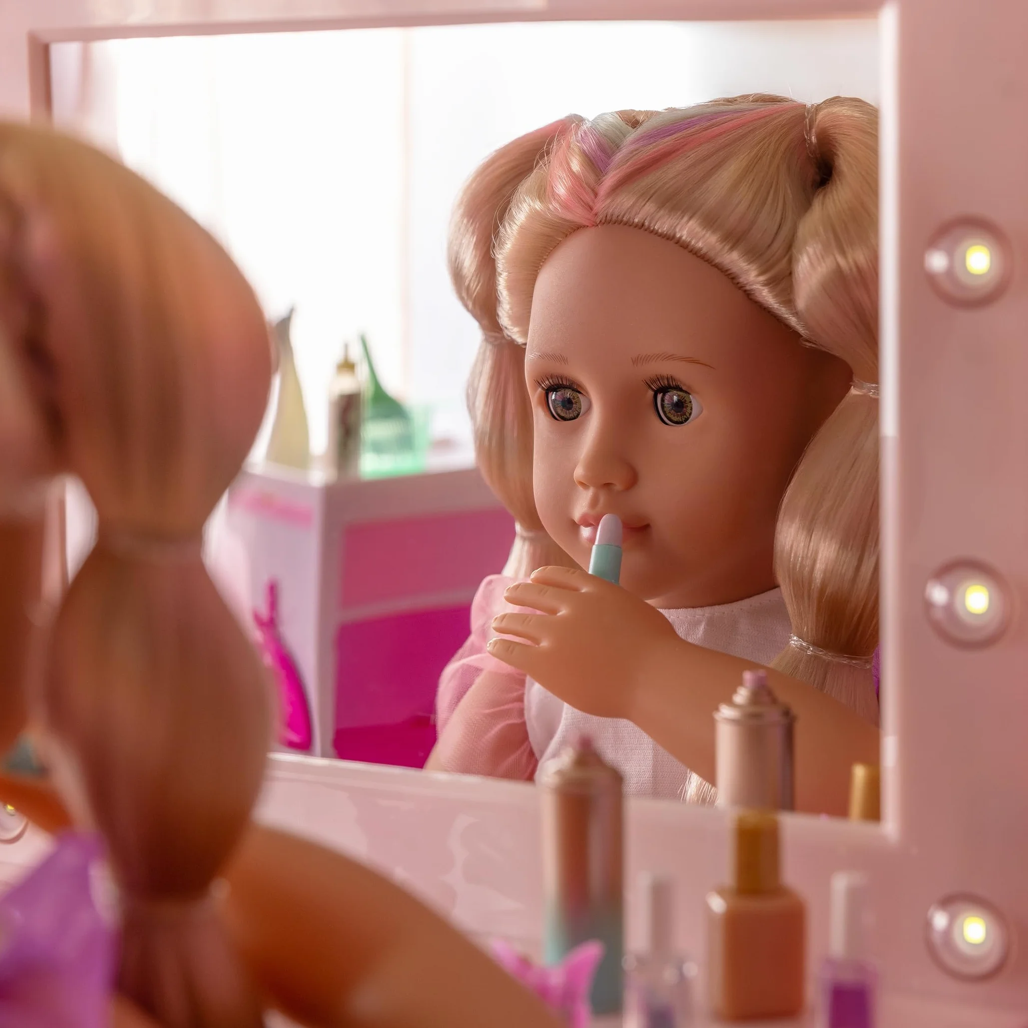 Our Generation Pink Vanity Table Playset – Light-up Mirror – Pretend Makeup & Styling Items – 45 cm Doll Accessories – Toys for Kids Ages 3 & Up – Glam & Glow Vanity Set