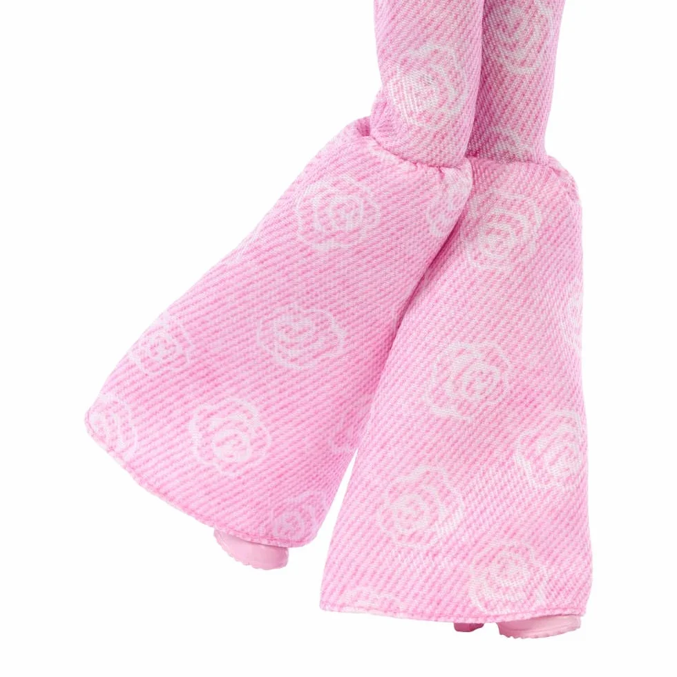 Barbie Deluxe Style Różowy denim Lalka #12 Falowane brązowe włosy, crop top i spodnie dzwony w róże, akcesoria, w tym torebka-róża i biżuteria, zabawka dla dzieci 4+, JJN72