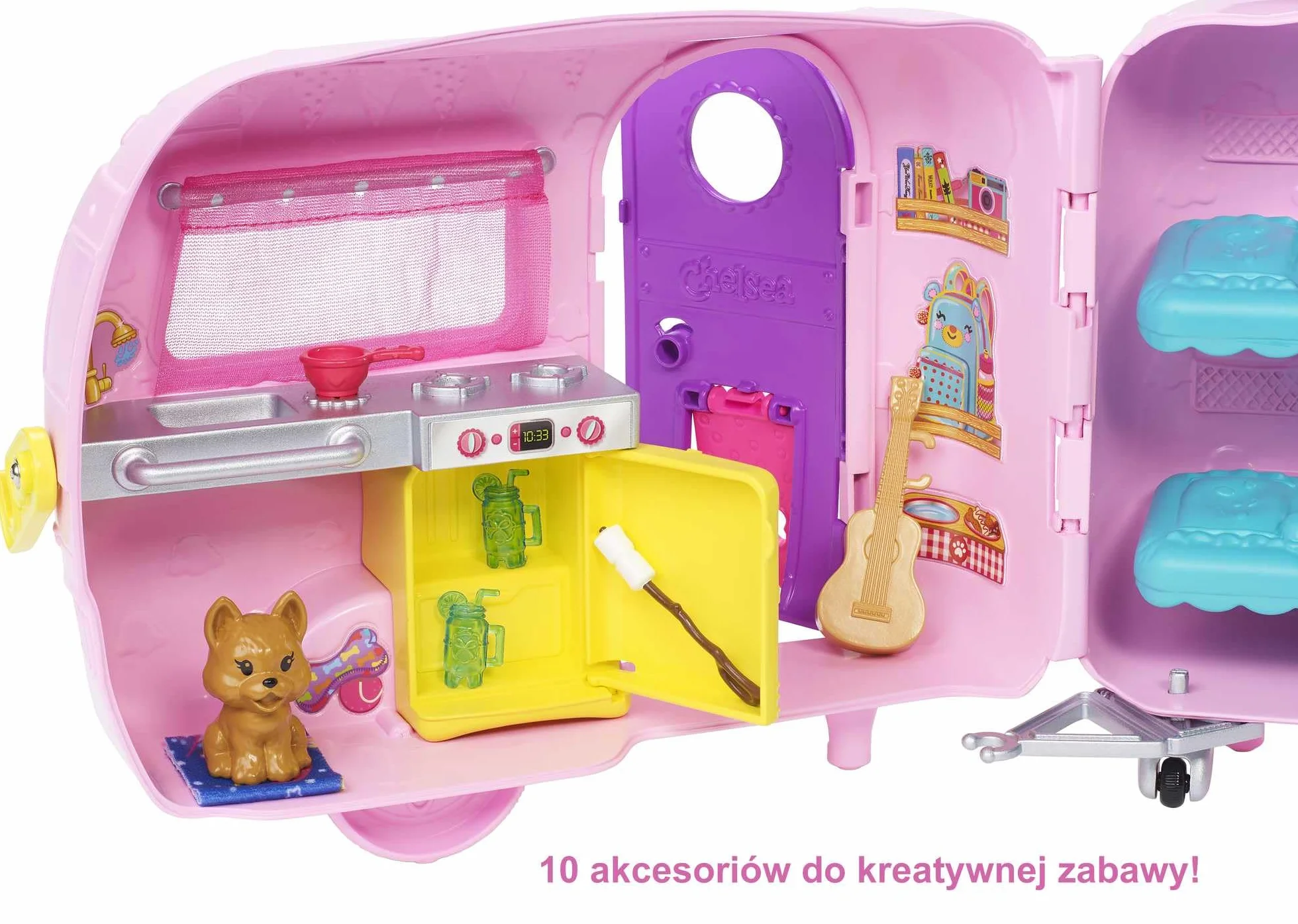 Barbie Zestaw do zabawy z przyczepą kempingową, lalką Chelsea , szczeniaczkiem, samochodem, paleniskiem, gitarą i 10 akcesoriami, prezent dla dzieci w wieku od 3 do 7 lat, FXG90