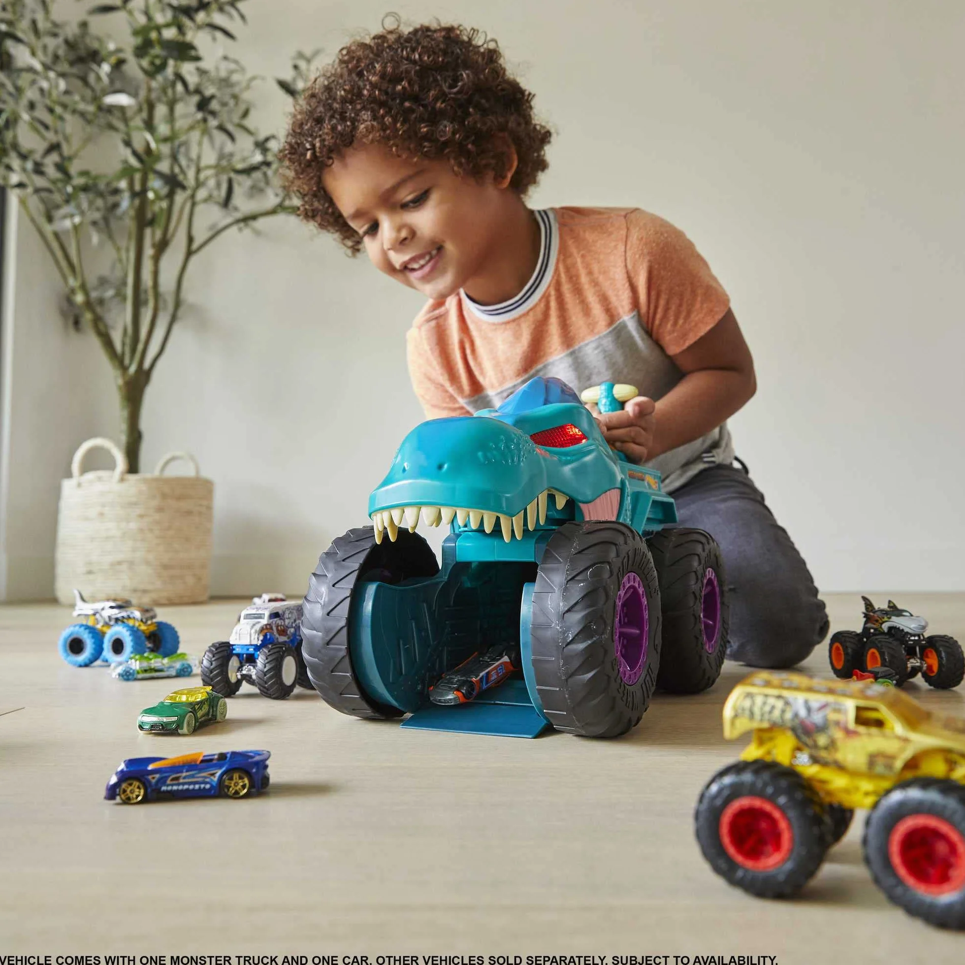 Hot Wheels Monster Trucks Pożeracz aut Mega Wrex Duży pojazd ze światełkami i efektami dźwiękowymi, „pożera” i „wypuszcza” metalowe autka i Monster Trucki w skali 1:64, od 4 roku życia, GYL13