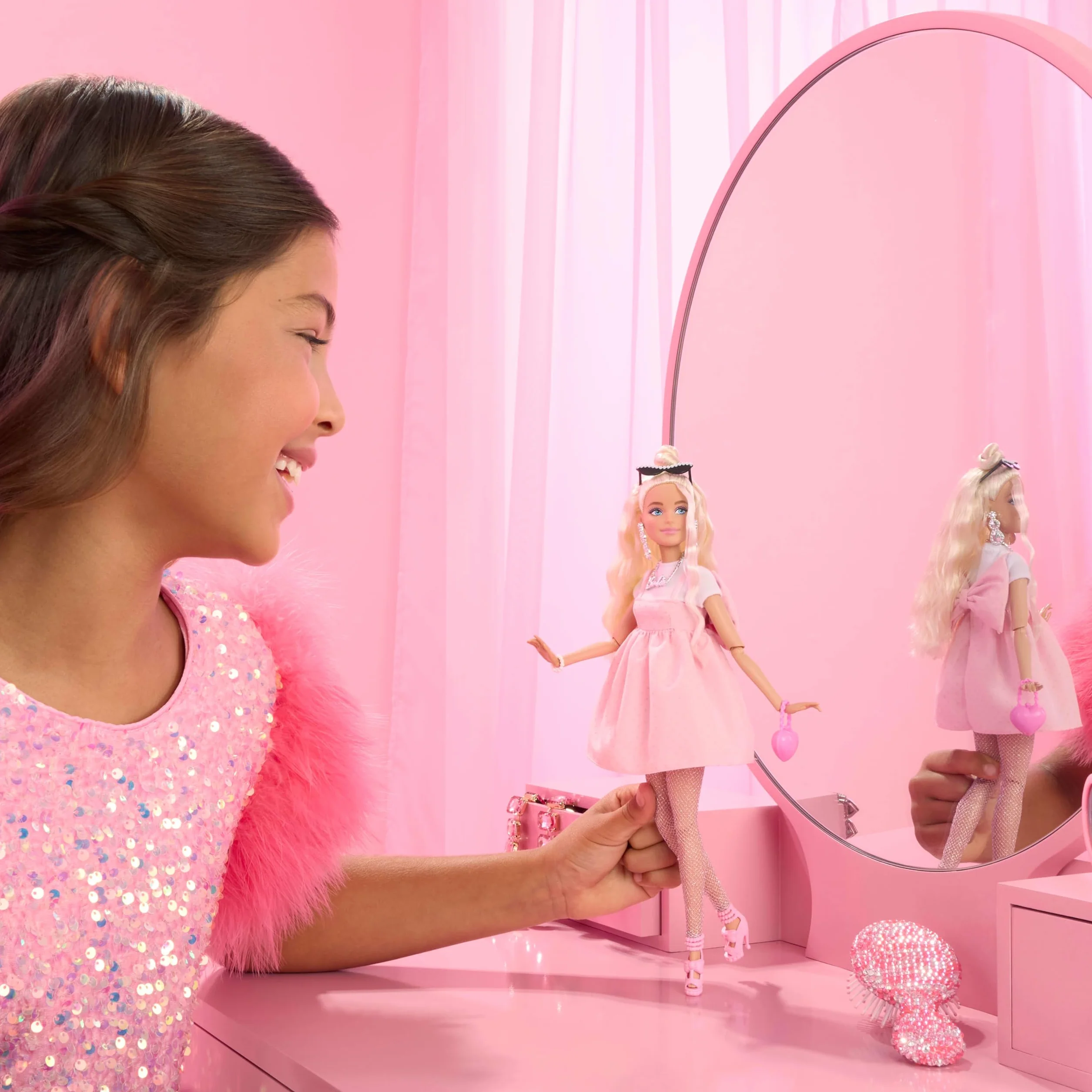 Barbie Deluxe Style Lalka Nr 3 w stroju w stylu Barbiecore, blond włosy z koczkiem, pasteloworóżowa sukienka z dużą kokardą, akcesoria, w tym rajstopy kabaretki, HYV27