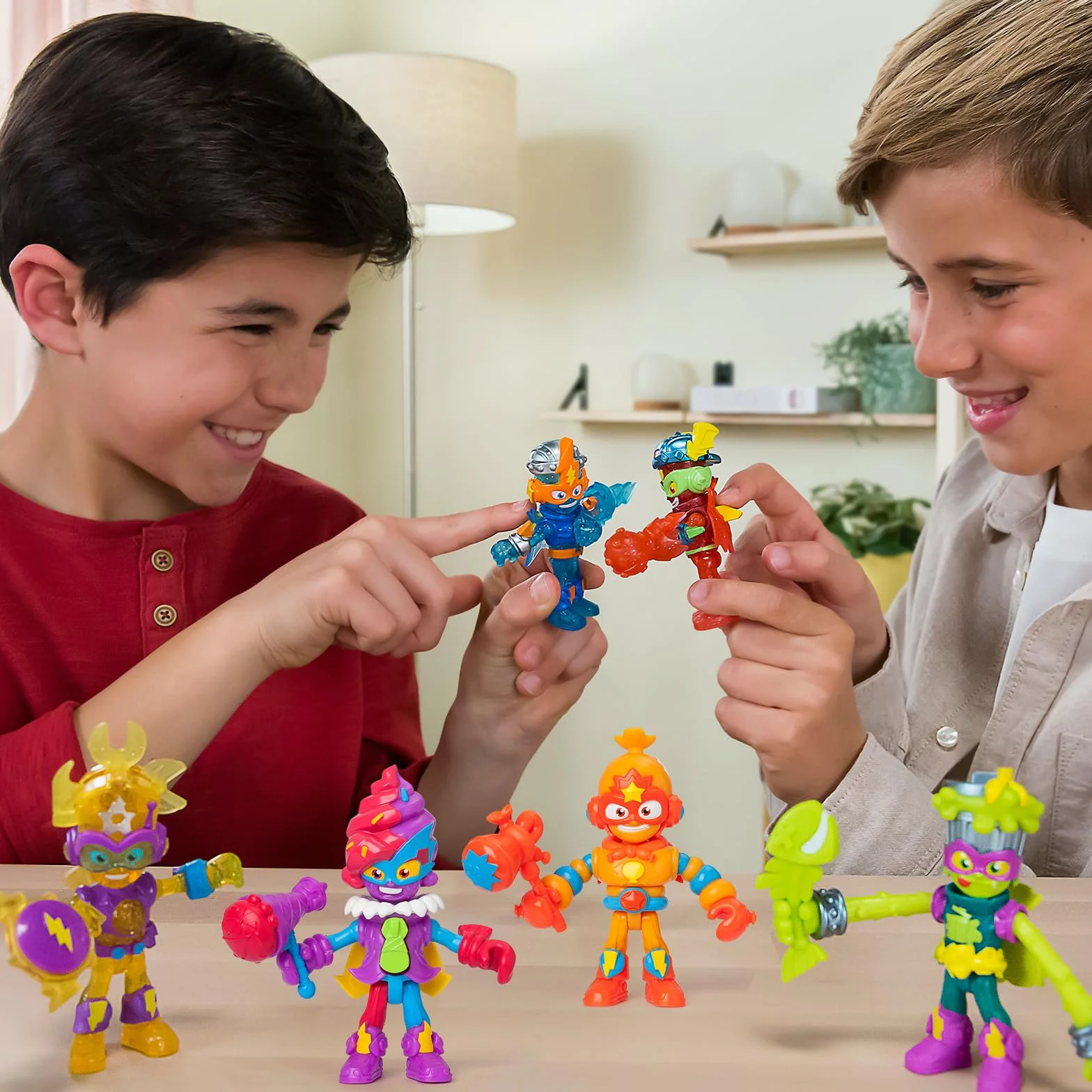 SUPERTHINGS KAZOOM Power Mission – Kazoom Kids. Figurka AirBlast z serialu TV „SuperThings Kazoom Power”. Zawartość: 1 Kazoom Kid, 1 ekskluzywny SuperThing, 1 akcesorium)
