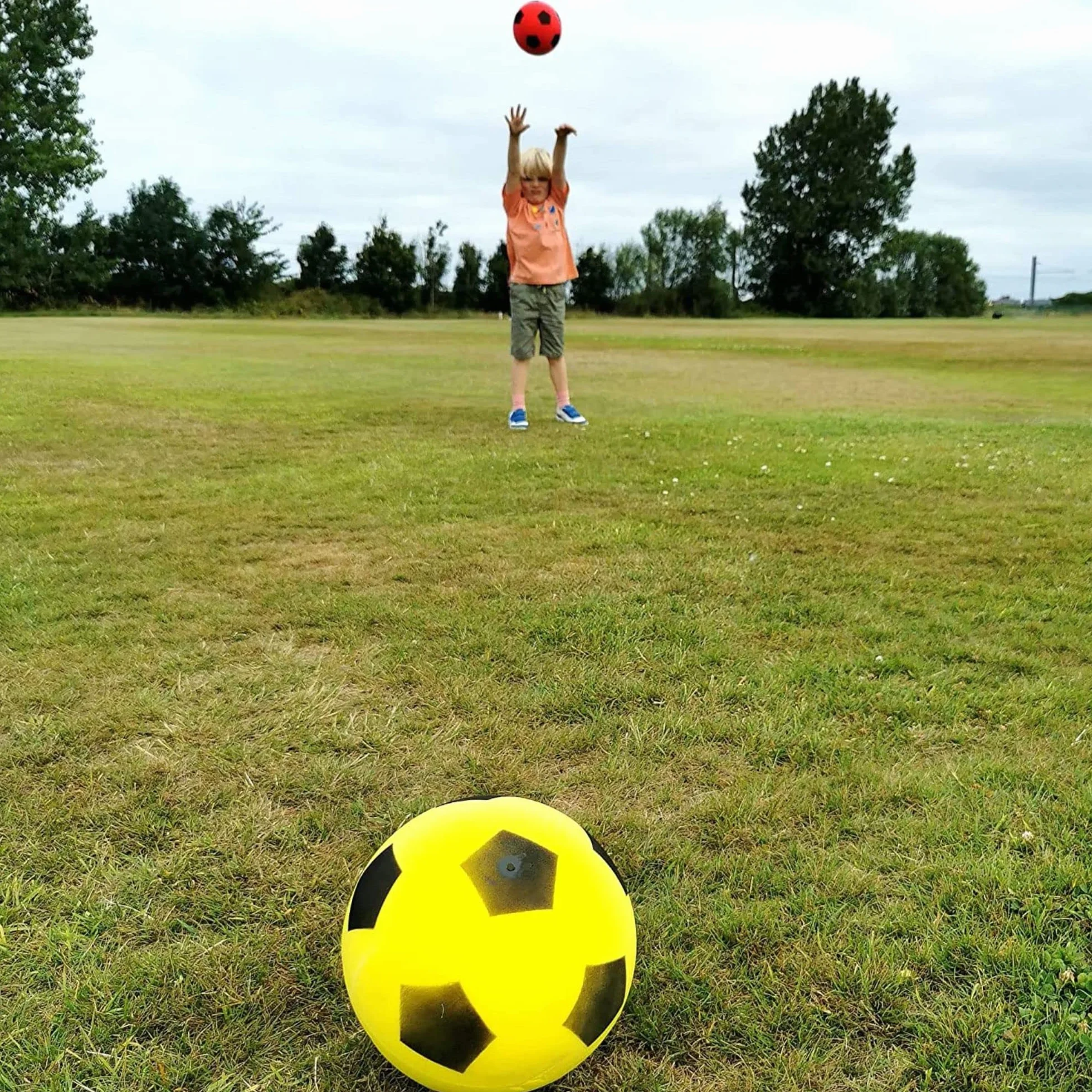 HTI Fun Sport Piłka nożna 20 cm, do użytku wewnątrz i na zewnątrz, miękka gąbka, piłka nożna, graj w wiele gier dla godzin zabawy, odpowiednia dla dorosłych, chłopców i dziewcząt w każdym wieku (19,4