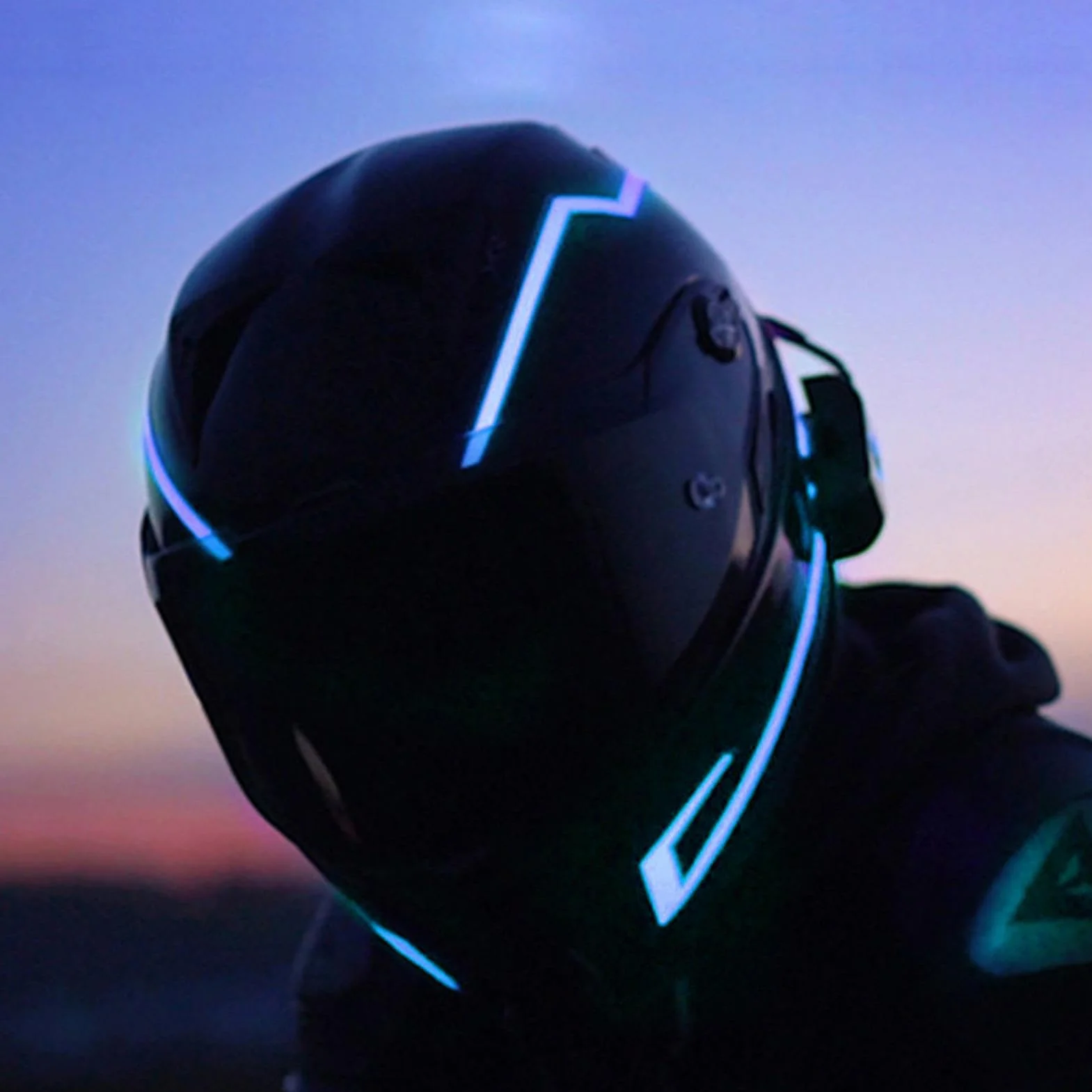 Helmet Strip Light, Led Light for Motorcycle Helmet, 14 * 9 * 8cm/5.51 * 3.54 * 3.14 Inches Adhesive Helmets Lights Strips, Safety Night Riding Accessory for Bikers
